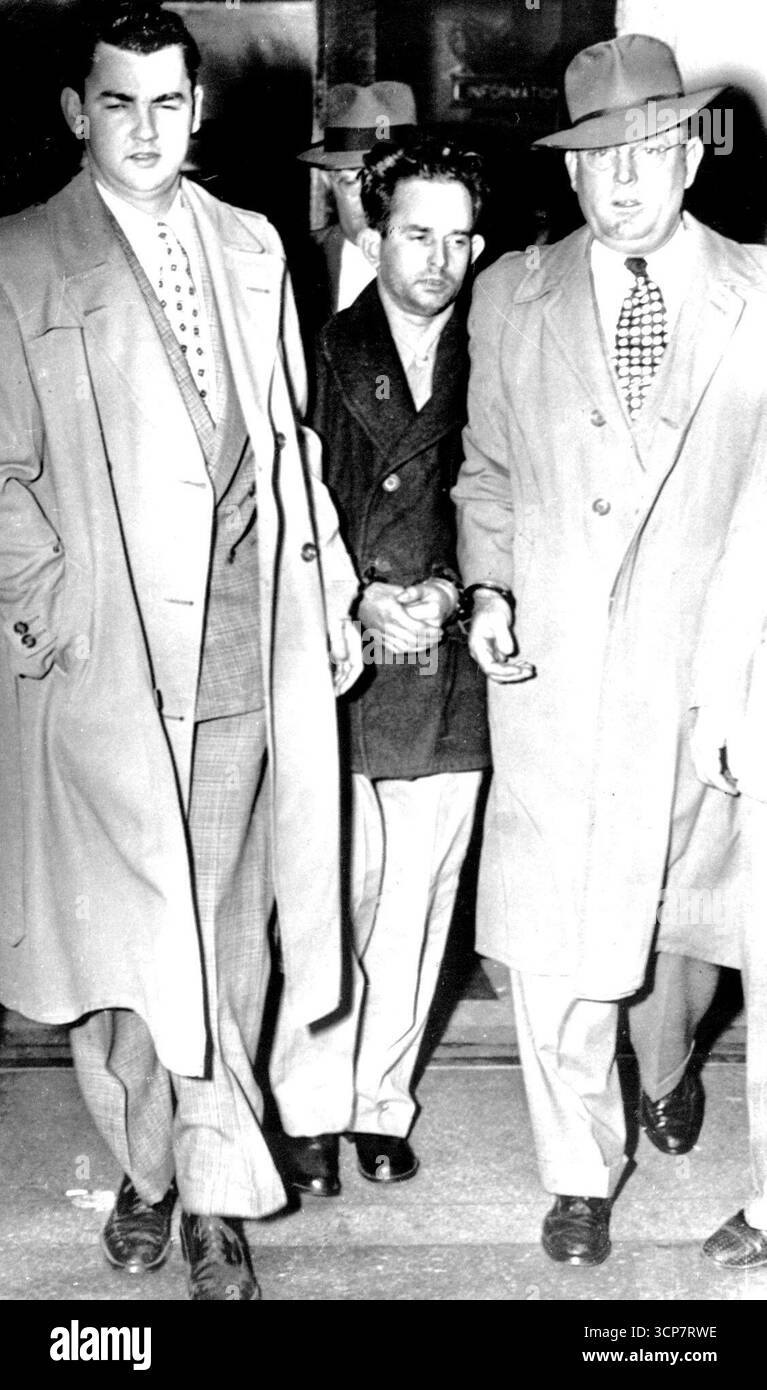 Collazo a déménagé à ***** Oscar Collazo (Centre) est dirigé de ***** Hôpital par détective alors qu'il est transféré à la prison du district de Columbia aujourd'hui après la grande blessure fédérale l'a indiqué pour meurtre en relation avec la tentative de Nov. 1 sur la vie du président Truman dans la fusillade de clair House. Le grand jury a rendu un acte d'accusation de quatre chefs d'accusation contre le portoricain de 37 ans. 10 novembre 1950. (Photo de AP Wirephoto). Banque D'Images