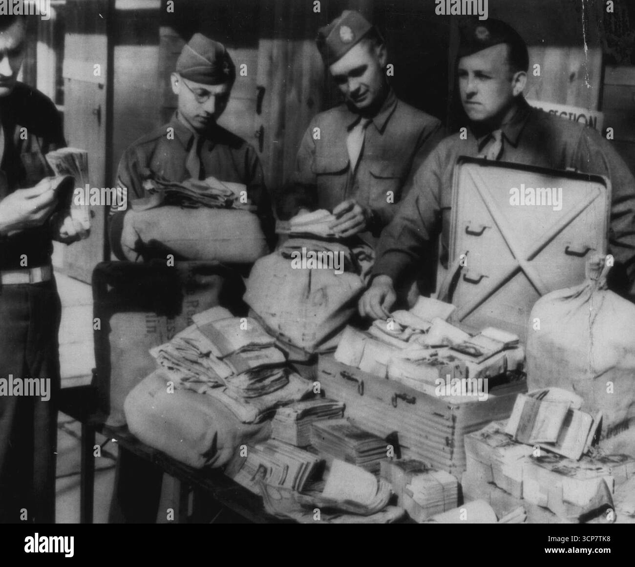 -- agissant sur la base d'informations fournies par un officier allemand, ces soldats américains ont découvert un million de livres de papier-monnaie de 26 Nations, enterrées sous une grange dans les environs de Berchteigaden par le chef de la Gestapo Himmler. L'argent devait être utilisé comme un « œuf de nid » par Himmler. 12 août 1945. Banque D'Images