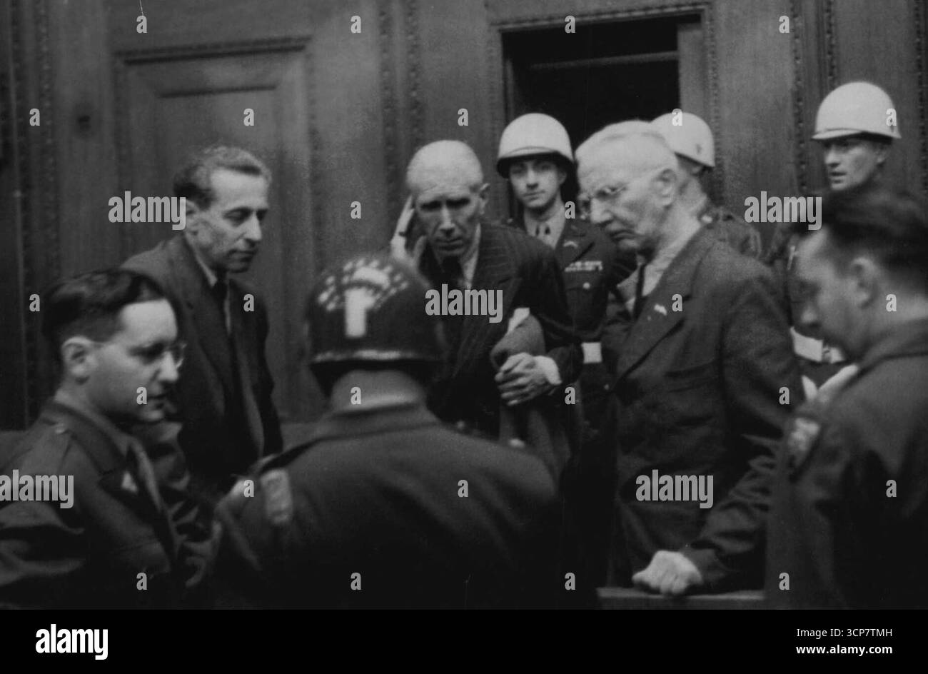 Hjalmar Schacht (ancien président de la Reichsbank), Franz von Papen (ancien chancelier allemand) et Hans Fritsche (bras droit de Goebbels au ministère de la propagande) ont été jugés innocents de tous les chefs d'accusation dans le procès des criminels de guerre nazis au Tribunal militaire international du Palais de Justice de Nuremberg. De gauche à droite :- Hans Fritsche : Franz von Papen et Hjalmar Schacht photographiés après leur acquittement au tribunal de Nuremberg. 1er octobre 1946. Banque D'Images
