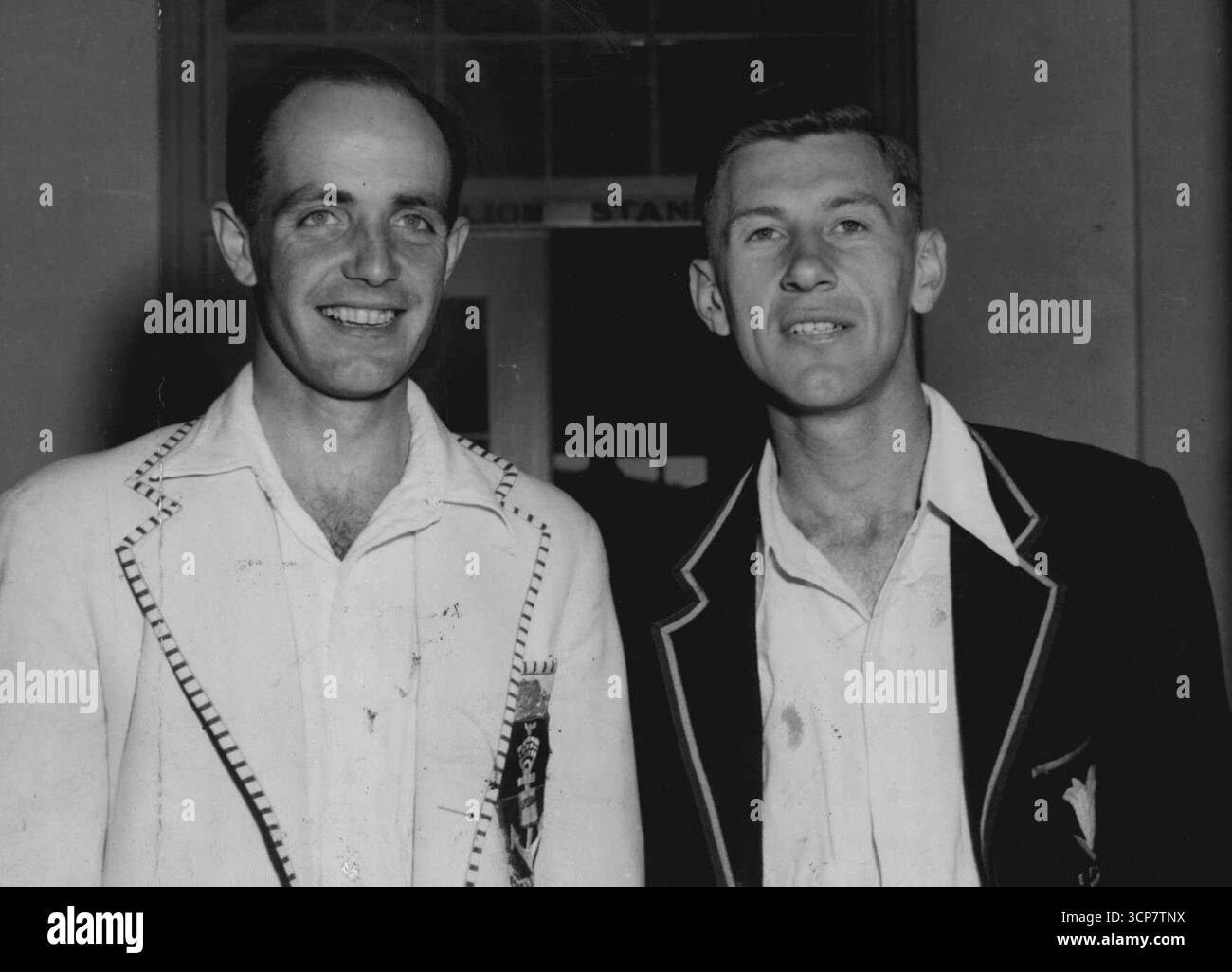 Jack Cheetham (à gauche) la chauve-souris de la Province de l'Ouest, et Ronnie Draper, la chauve-souris d'ouverture de la Province de l'est, deux possibles boks de printemps cette saison. Jack Cheetham, qui a été choisi pour le capitaine de l'équipe de cricket d'Afrique du Sud lors de la tournée de l'Australie la saison prochaine. 29 janvier 1955. Banque D'Images