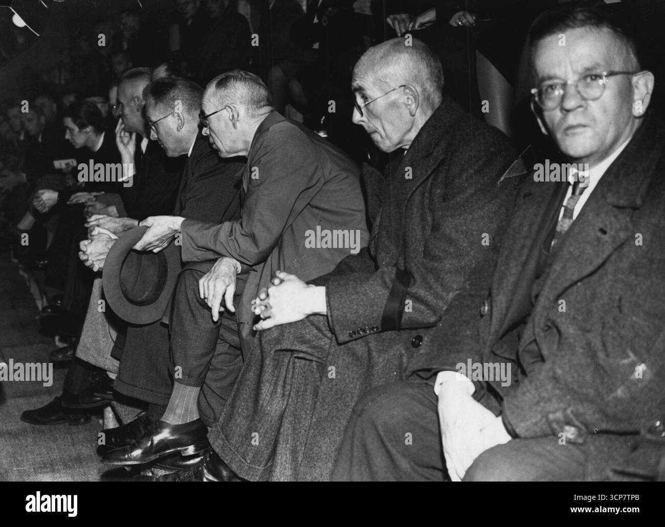Les procès de Belsen -- des civils allemands dans le public à l'écoute des procédures pendant l'ouverture du procès des criminels de guerre du camp de Belsen à Luneberg à jour, Josef Kramer ('la Bête') et Irma Greese étaient les directeurs.11 novembre 1945. (Photo de L.O.) Banque D'Images Les procès de Belsen -- des civils allemands dans le public à l'écoute des procédures pendant l'ouverture du procès des criminels de guerre du camp de Belsen à Luneberg à jour, Josef Kramer ('la Bête') et Irma Greese étaient les directeurs.11 novembre 1945. (Photo de L.O.) Banque D'Images