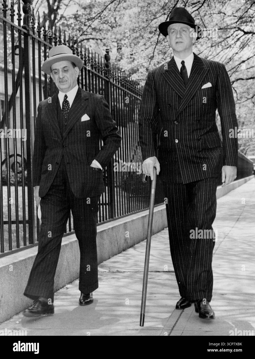 L'ambassadeur italien voit Roosevelt -- le prince Ascanio Colonna (à gauche), ambassadeur italien aux États-Unis, et le sous-secrétaire d'État Sumner Welles marchent du département d'État à la maison blanche à Washington, DC, le 2 mai, où Colonna s'est entretenu avec le président Roosevelt. La conversation a créé un remous dans le département d'État. 05 mars 1940. (Photo d'Associated Press photo). Banque D'Images