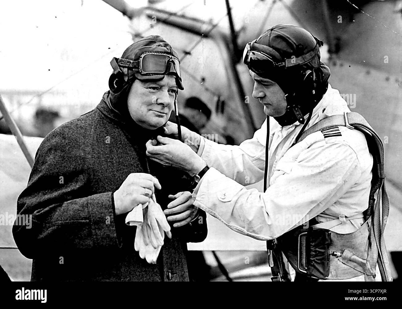 Mr. Churchill - Airman -- Mr. Churchill se met dans son kit de vol. Le M.Winston Churchill, qui a récemment été nommé Hon. Air Commodore, a inspecté le No. 615 Auxiliary Air Force Squadron à Henley Surrey, il est parti pour un vol. Entre les guerres, il étudia le bras aérien. En tant que Honor Air Commodore, il prend l'avion. 08 mai 1939. Banque D'Images