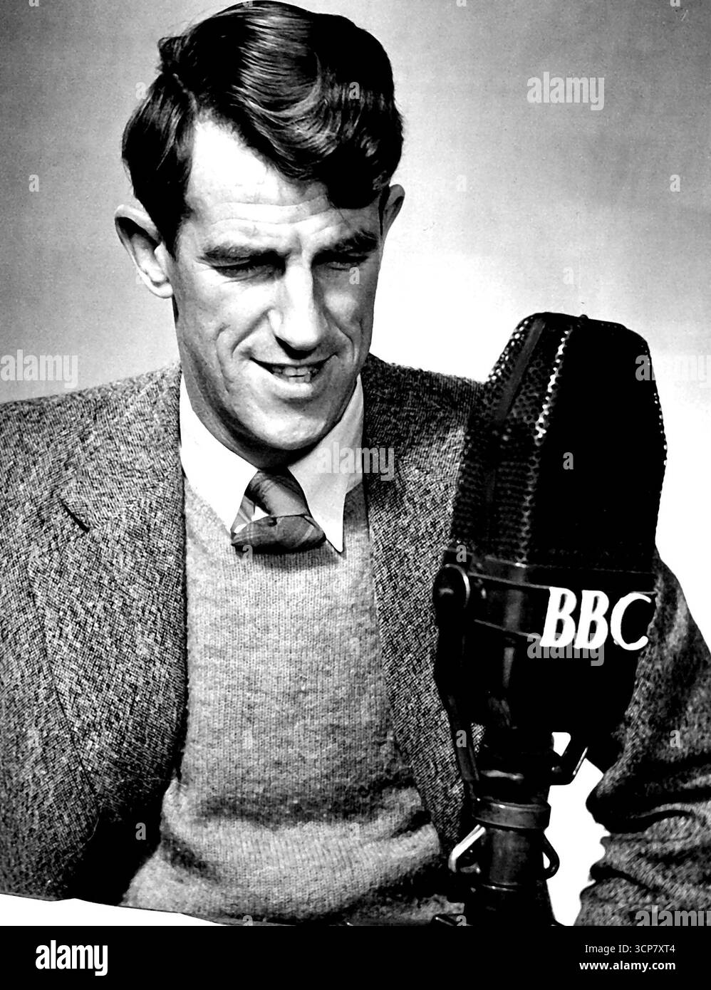 Sir Edmund Hillary K.B.E., Néo-Zélandais et conquérant o1 Everest, qui prendra la parole immédiatement, devant S.M. la Reine dans le traditionnel programme BBC de salutations du Commonwealth et de l'Empire britanniques le jour de Noël 1953. Sir Edmund Hillary a critiqué hier l'attitude du gouvernement népalais à l'égard de son expédition de construction d'un hôpital pour Sherpas près du mont Everest. 11 décembre 1953. (Photo de BBC). Banque D'Images