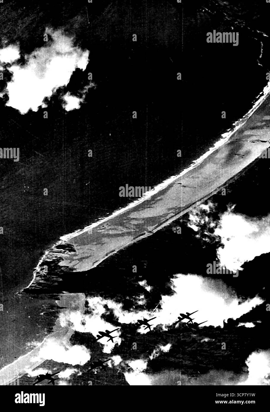 Les bombardiers américains reviennent d'une attaque contre des installations allemandes en France. Leur mission a été exécutée, six bombardiers moyens B-26 Marauder américains de la 8e US Army Air Force, naviguant vers leurs bases en Angleterre après avoir bombardé avec succès des quais et des installations utilisées par les Allemands sur la péninsule de Cherbourg en France. Ils sont montrés quittant la côte nord de la France pour traverser la Manche. 28 février 1944. Banque D'Images