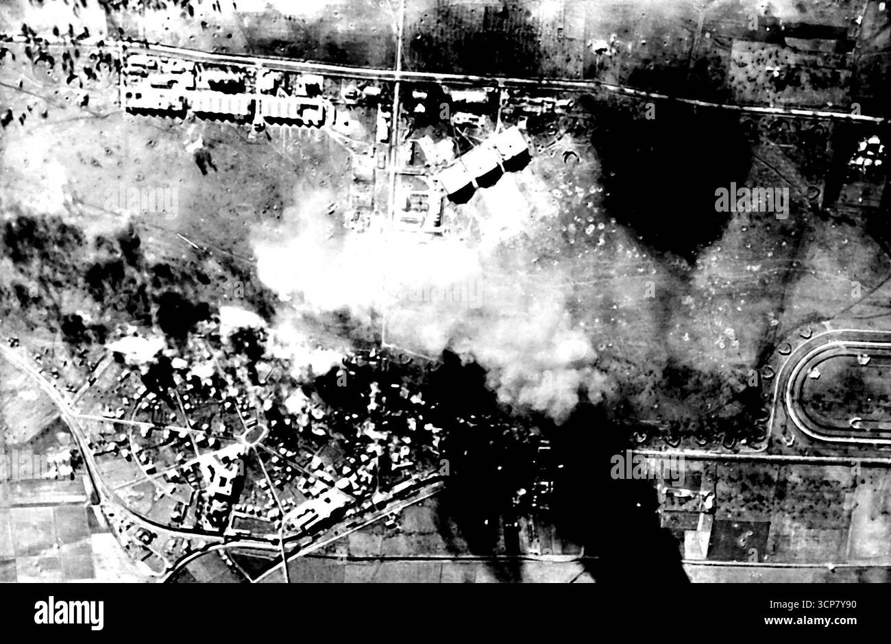 U.S. planes Blast German Airfield en Italie - la fumée et les incendies obscurcissent partiellement l'aérochamp de Ciampino tenu par l'Allemagne, près de Rome, comme B-26 Marauder bombardiers moyens de l'armée de l'air américaine de 12th larguer des centaines de bombes de fragmentation sur les avions ennemis et les installations à la base. 28 février 1944. Banque D'Images