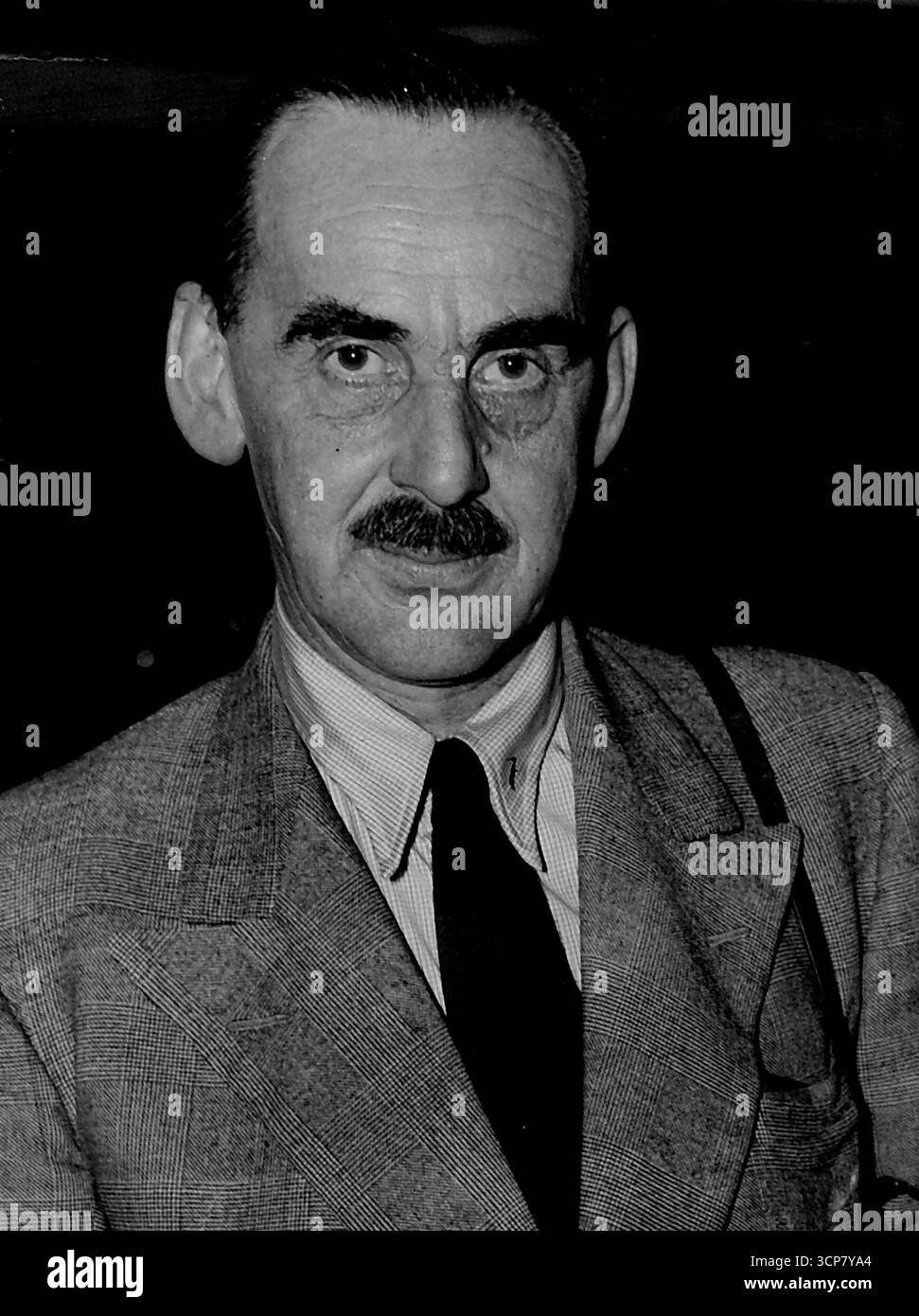 L'avenir est brillant pour Flying Boats dans les prochaines années, des hydravions géants reviendraient dans leur propre pays sur de longs vols océaniques, a prédit Mr. E. D. Clarke, directeur général de Saunders-Roe, aujourd'hui, lorsqu'il est arrivé par la BOAC Constellation de Londres. Saunders-Roe fabrique trois hydravions Princess de 140 tonnes et 100 passagers pour British Overseas Airways. M. Clarke a déclaré que le nouveau moteur à réaction à hélice avait permis aux hydravions de voyager à grande vitesse. « La route de l'Angleterre à l'Amérique du Sud a été étudiée pour les princesses », a déclaré Mr. Clarke. 21 avril 1950. Banque D'Images