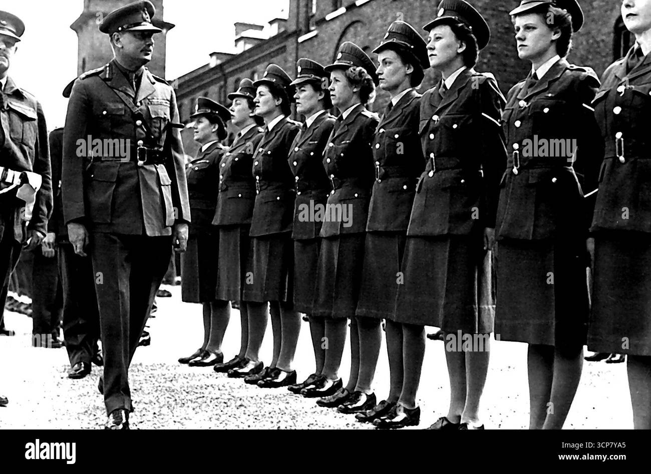 Les Redcaps deviennent le corps royal. - Le duc de Gloucester inspecte la compagnie ATS Provost. Le duc de Gloucester a inspecté et a pris le salut hier à un passé de mars de la police militaire royale à la caserne Inkerman, Working. Le Service spécial d'enquête ***** Le montant pour la seule année 1945/6 était de £6,000000. Le rouleau d'honneur porte près de 1000 noms de membres du corps qui ont perdu la vie. Le Roi a montré son appréciation de leur dossier en leur accordant la distinction de devenir les Copers de la police militaire 'royale'. 5 août 1947. Banque D'Images