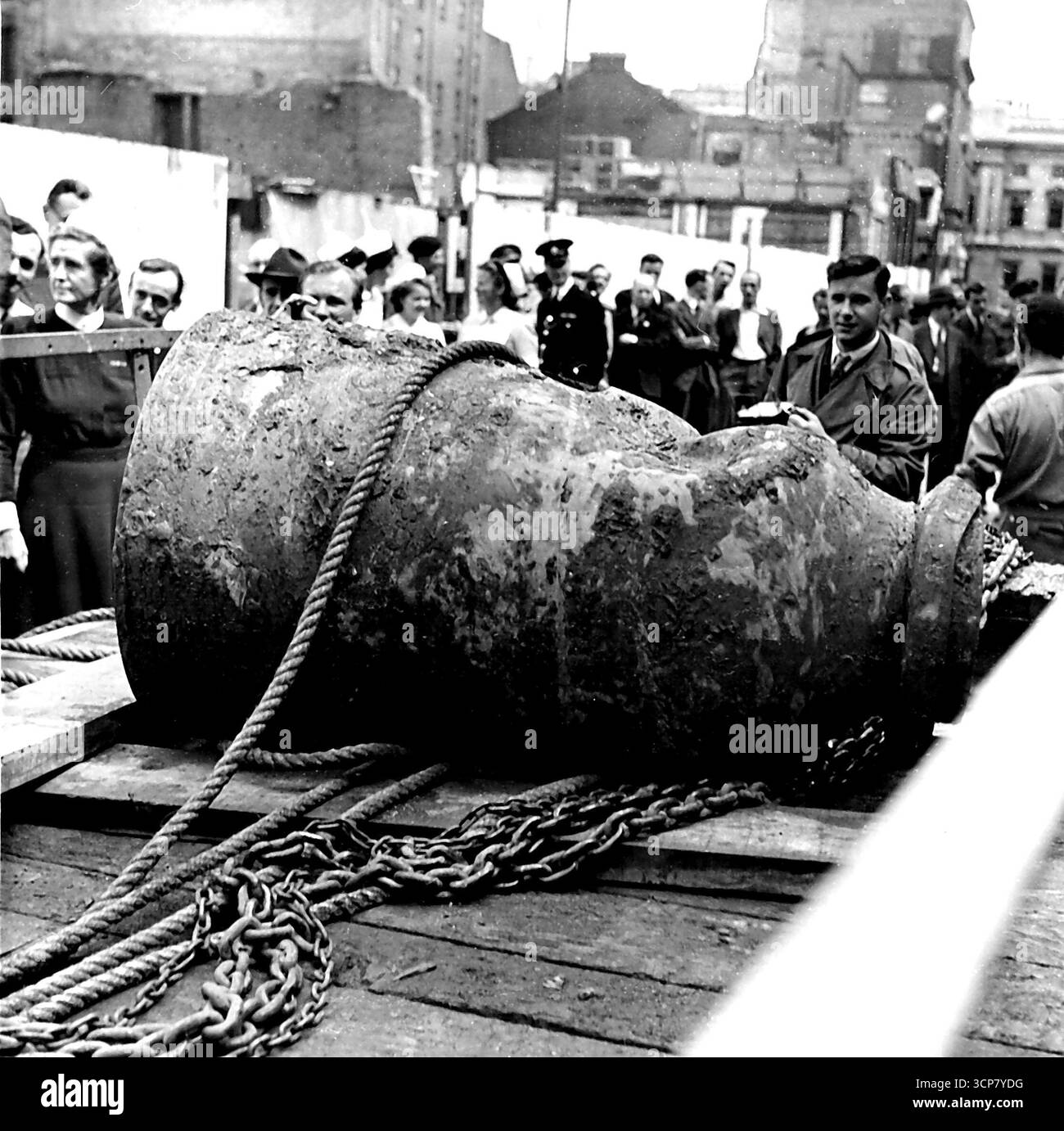 Bombes perdues de Londres chargées sur la remorque un gros plan de la bombe révèle la distorsion qu'elle a subi avec l'argile de Londres il y a neuf ans. C'est ce qui a provoqué la boucle du fusible de deux pieds de long. Le nez de la bombe manque encore quelque part au bas de l'arbre de 30 pieds. Il n'a pas de fusible et ne doit pas être dangereux. 26 septembre 1949.(photo de Pictorial Press). Banque D'Images