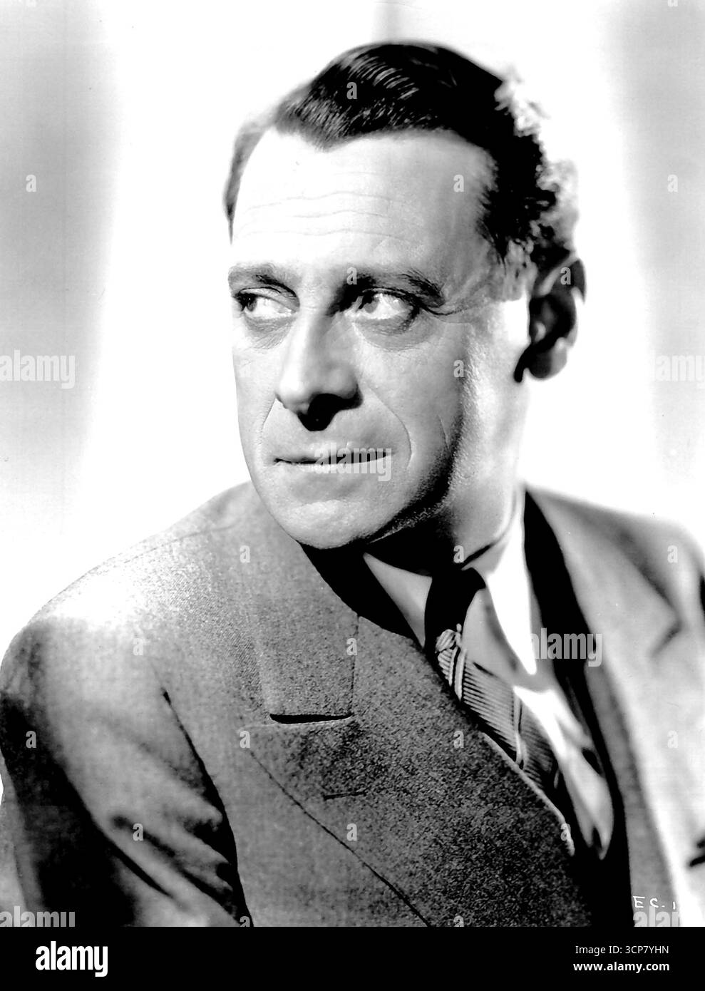 L'un des acteurs les plus recherchés de l'écran, Eduardo Ciannelli, plus connu pour ses rôles de film inter-préparatifs puissants ''lourd'. Anciennement de la scène de New York, Ciannelli a fait ses débuts dans le film 'Winterset' de RKO radio et a marqué dans de nombreux films subséquents dans ce studio, sa dernière affectation étant un rôle en vedette dans 'Law of the Underworld', dans lequel Chester Morris et Anne Shirley sont en tête de la scène. Loin d'être un "lourd" hors de l'écran, cet acteur sombre-cheveux est l'un des membres les plus populaires de la colonie de film, est heureux marié et est un père fier. 14 octobre 1947. Banque D'Images