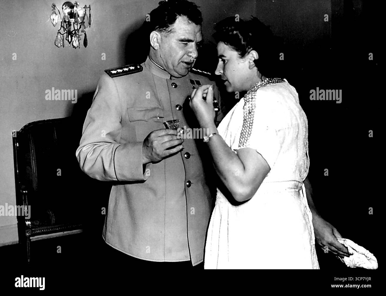 La fête nationale de la Pologne célèbre à Berlin -- Madame Gebert, épouse du consul polonais à Berlin, discutant avec le général Chuikov, gouverneur militaire russe au Parti. Les hauts fonctionnaires des pays d'Europe de l'est et de l'Ouest se mêlent de manière informelle à un parti officiel de la Mission polonaise dans le secteur britannique de Berlin, célébrant la fête nationale de la Pologne. Le gouverneur général militaire russe Vassili Ivanovitch Tchouikov a dirigé la délégation russe de deux généraux dans leurs uniformes scintillants. Les puissances occidentales étaient représentées par les gouverneurs militaires adjoints. 24 juillet 1949. Banque D'Images
