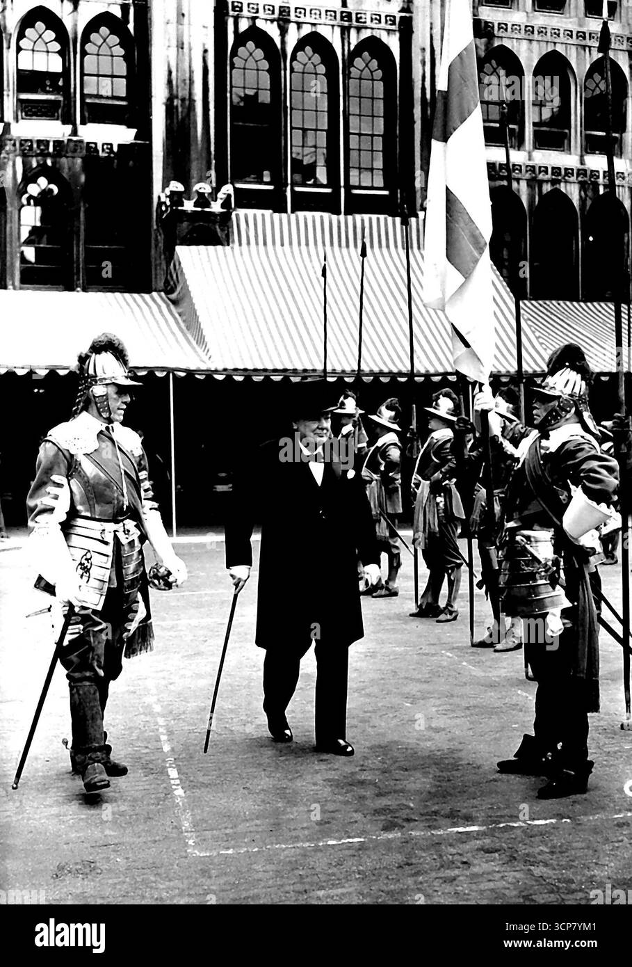 Sir Winston a vu sa statue dévoilée -- Sir Winston Churchill a vu inspecter les poses de pikemen du H.A.C., devant le Guildhall ce matin. Sir Winston Churchill a vu aujourd'hui une statue de bronze plus grande que la taille de la vie de lui-même dévoilé au Guildhall par le maire de Londres Sir Seymour Howard. Cette statue, de M. Oscar Nemon montre Sir Kinston assis dans un fauteuil avant cette cérémonie au cours de laquelle il a prononcé un discours, Sir Winston a inspecté une position de Pikemen de l'honorable Compagnie d'artillerie. 21 juin 1955. (Photo de Fox photos). Banque D'Images