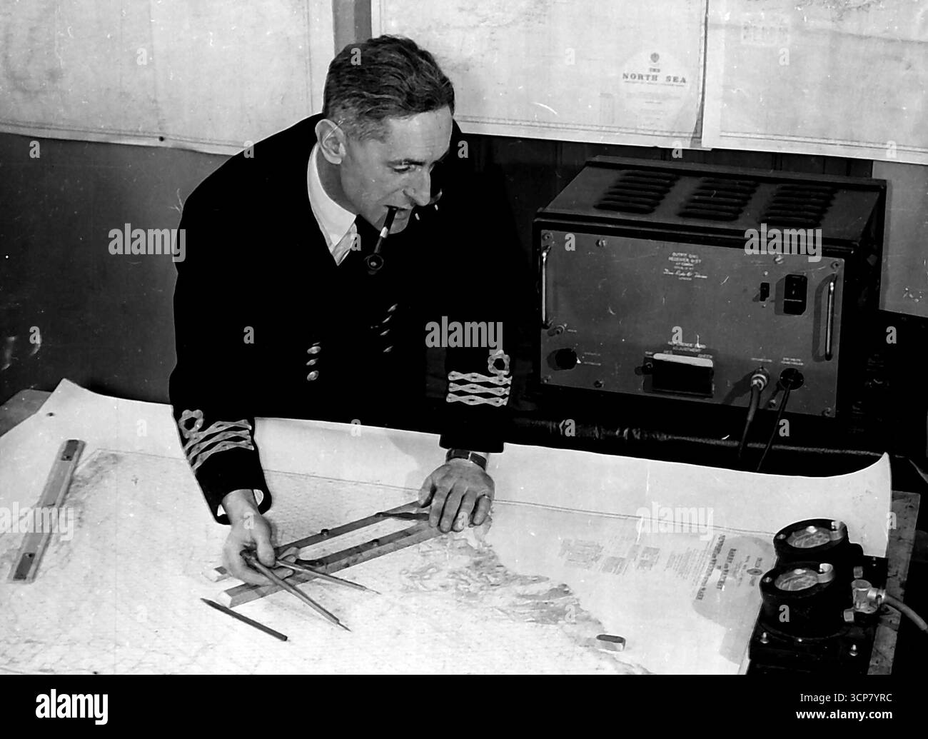 Instruments (de navigation) (voir aussi : dossiers généraux de la marine marchande - scènes de pont ponté, chromomètres, compas, indicateurs de direction, signaux de détresse, salles des machines, navigation, radar, sextants radio, roues de télégraphes, Wheel House, Merchant Shipping). 24 septembre 1951. Banque D'Images