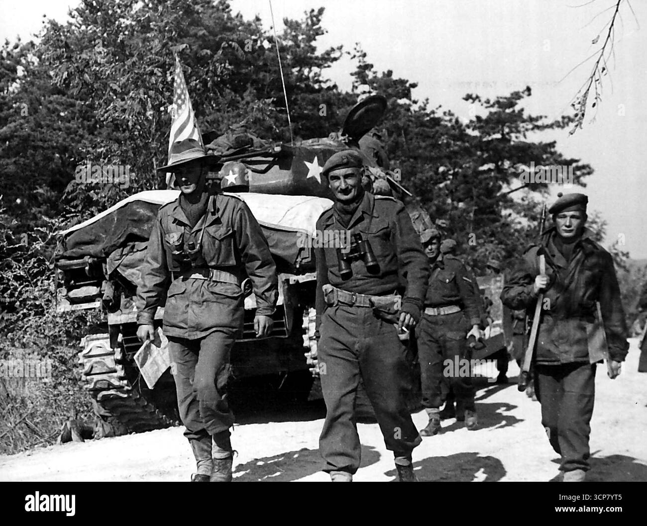 Section des relations publiques, QG BCOF, Japon : dernière photo prise en Corée du lieutenant-colonel Charles N. Green DSO. Il est montré (à gauche) revenant avec le brigadier Coad, commandant la British Common Wealth Brigade, de leur reconnaissance lorsque le bataillon australien rencontre l'opposition à un demi-mile à l'est de Chongju le matin du 29 octobre. Le lieutenant-colonel Green a été tué le lendemain soir alors qu'il combattait pendant deux jours pour le navire de la ville. 14 novembre 1950. Banque D'Images