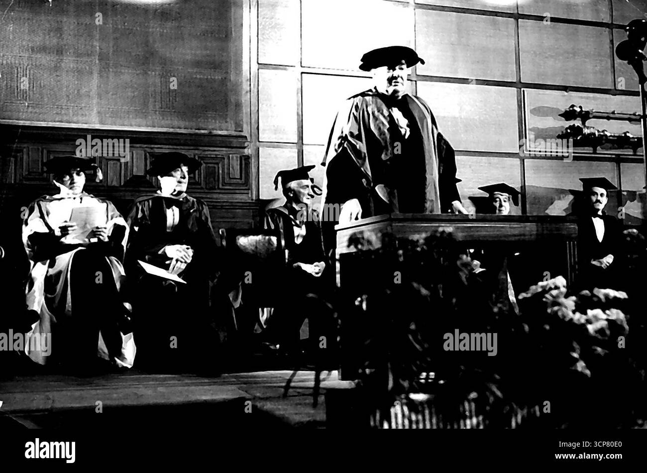 Mr. Churchill et d'autres reçoivent des diplômes honorifiques - Mr.Churchill s'exprimant après la cérémonie. Dans l'arrière-plan, de l à R, sont : Monsieur. Alexander Fleming, Mr. Walter do la Mare et Sir William Beveridge. Des diplômes honorifiques de l'Université de Londres ont été décernés à Mr. Churchill, Mr. Walter do 1a Mare, le poste de Sir Alexander Fleming, découvreur de la pénicilline, Dr Fisher, archevêque de Canterbury, Mr. Marshall. Le secrétaire d'État des États-Unis (absent de la cérémonie) et Sir Ernest Pooley, président du Conseil des arts, lors de la 112e célébration de la Journée de la Fondation à l'Université, hier soir (T Banque D'Images