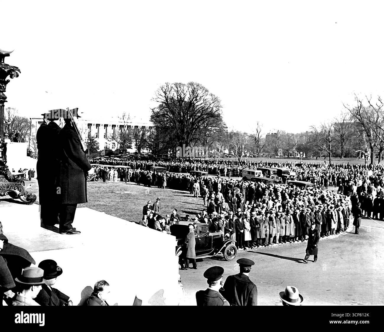 Rassemblements de l'armée de la faim à Washington -- en tant que Riot Squad Watches : certains des 1500 marcheurs de la faim se sont rassemblés sur la place de la capitale aujourd'hui (lundi) après leur marche sur la capitale depuis toutes les sections du pays pour exprimer leurs griefs devant l'organe directeur de la nation. Une escouade de canons anti-émeute a pris position sur les marches de la capitale pour empêcher toute perturbation grave suite à l'expulsion forcée des dirigeants de l'Armée du sénat et de la Chambre. La procession se dirigea ensuite vers la maison blanche. 08 février 1932. (Photo par International Newsreel photo). Banque D'Images