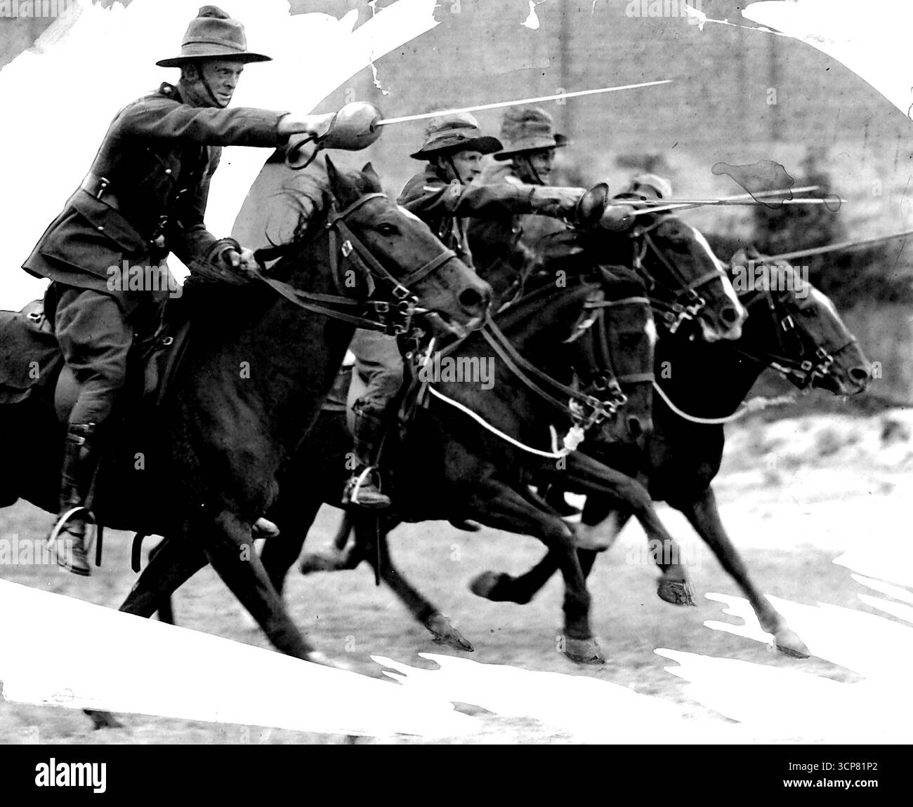 Ci-dessous : au galop complet - Lighthorse-hommes du pays font une belle image d'action alors qu'ils répètent au Showground pour le tatouage Anzac Night. 23 avril 1936. Banque D'Images