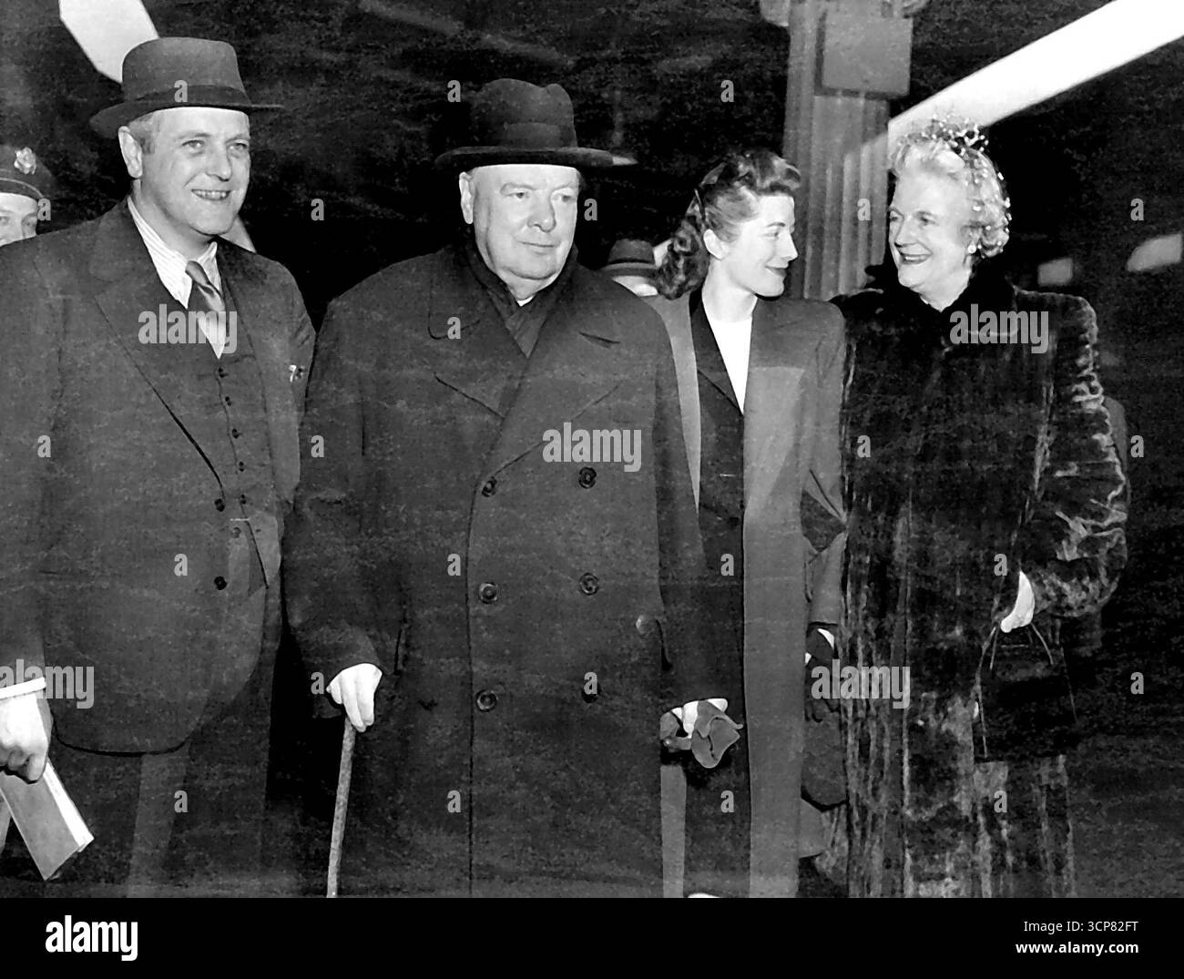 Les Churchills arrivent au Capitole -- sur la photo comme ils sont arrivés à Union Station dans la capitale de la nation sont l'ancien premier ministre de Grande-Bretagne, Winston Churchill et sa famille. Il a été accueilli par son fils Randolph, à gauche. Les Churchills ont quitté Miami, Floride, après six semaines de vacances et pendant leur séjour ici seront invités à l'ambassade britannique. L'ancien premier ministre accompagnera le président Truman lors de son prochain voyage à Fulton, au Moy. LTR : Randolph Churchill, Winston Churchill, Sarah Oliver, leur fille, et MM. Winston Churchill. 03 mars 1946. (Photo ACME photo). Banque D'Images