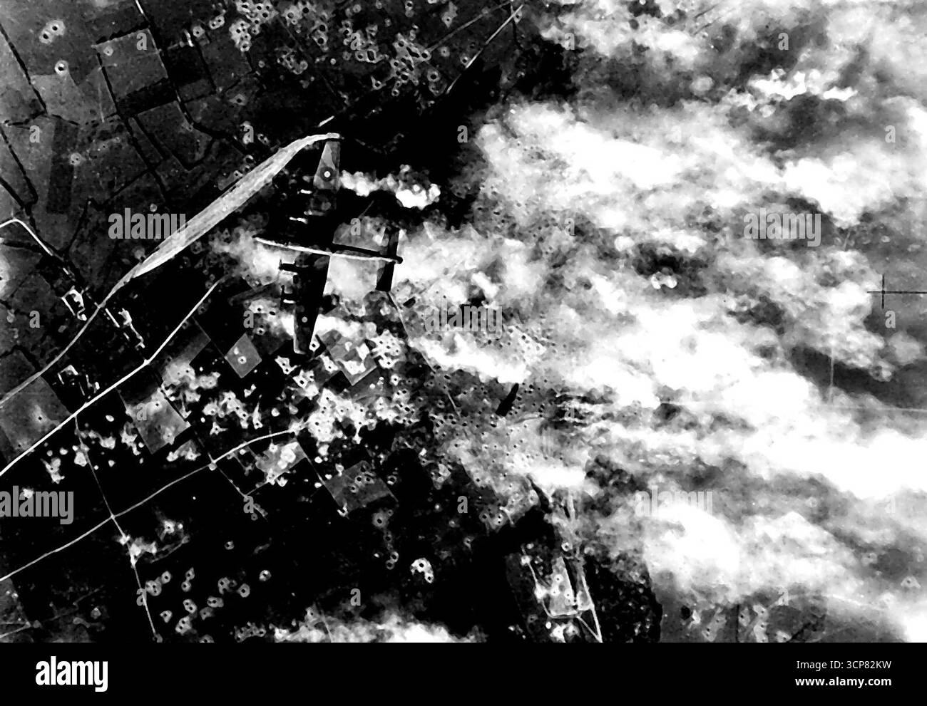 Halifaxes attaquent une autre structure en béton dans le pas de Calais - un R.A.F. Halifax au-dessus de la cible, une grande structure en béton dans la région du pas de Calais, où les bombes éclatantes envoient des nuages de fumée et de poussière dans l'air. Photo prise lors d'une attaque de jour par le commandement des bombardiers le 6e. Juillet 1944. 15 juillet 1944. (Photo de British Official Photograph). Banque D'Images