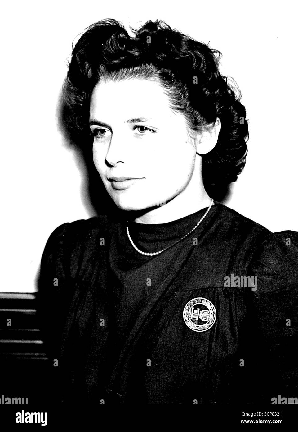 Badge pour les femmes Home Guard -- première photo exclusive d'un membre de la Home Guard féminine portant le badge. Le badge à porter par `with the Home Guard a été commandé pour la fabrication et sera distribué dès que possible. L'insigne est en plastique gris, avec les lettres H.G. sur une barre au centre. entouré d'une couronne de feuilles de laurier. 26 juillet 1943. (Photo de LNA). Banque D'Images Badge pour les femmes Home Guard -- première photo exclusive d'un membre de la Home Guard féminine portant le badge. Le badge à porter par `with the Home Guard a été commandé pour la fabrication et sera distribué dès que possible. L'insigne est en plastique gris, avec les lettres H.G. sur une barre au centre. entouré d'une couronne de feuilles de laurier. 26 juillet 1943. (Photo de LNA). Banque D'Images