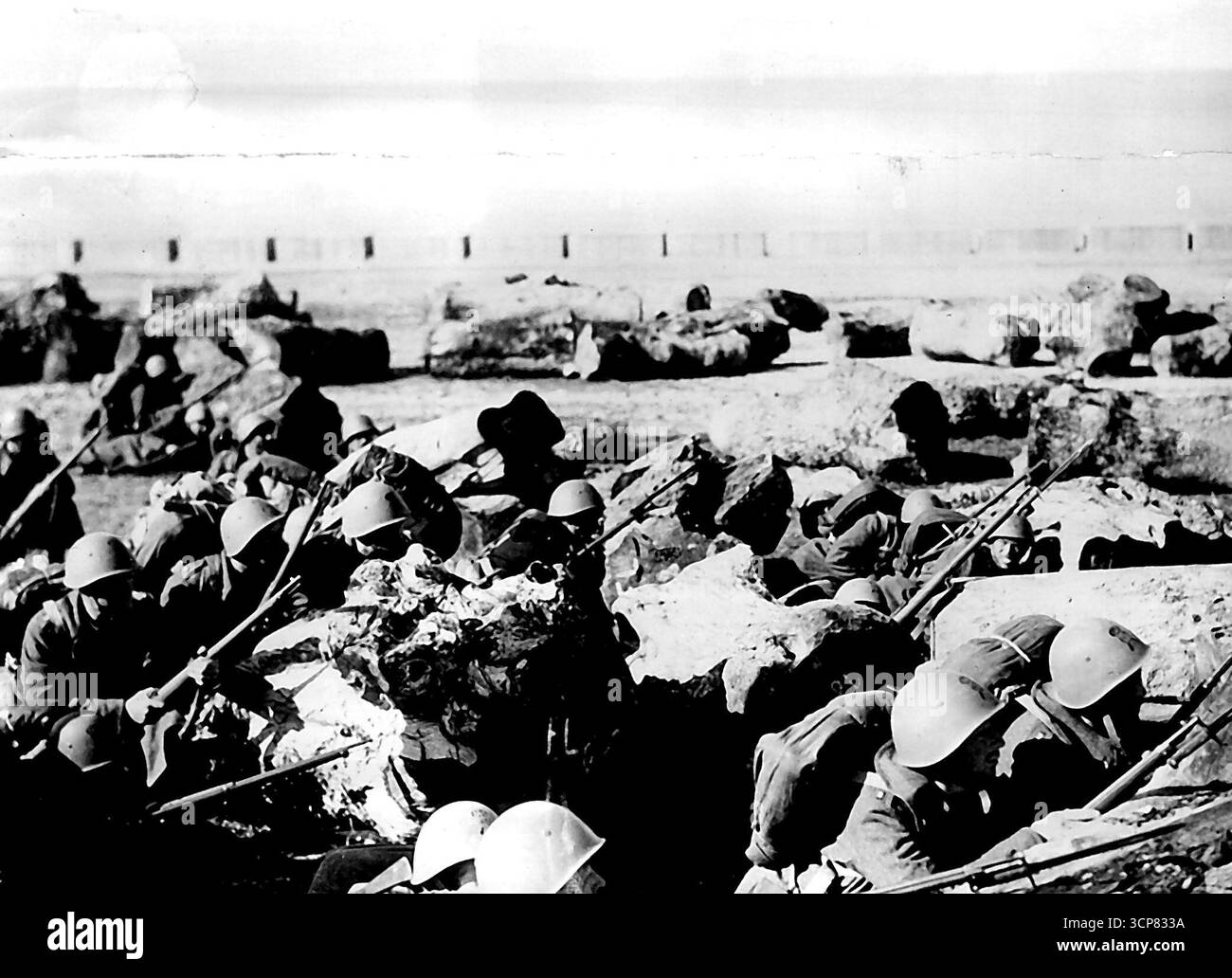 Les Italiens envahissent l'Albanie. Les troupes italiennes débarquèrent Durazzo où elles sont bien creusées, ayant appris un respect sain pour la vaillance albanaise. Les troupes italiennes débarquent sur la côte albanaise tôt le vendredi matin 7 avril. Le port de Durazzo comme fer de lance de l'attaque. Bien que lourdement ***** L'armée albanaise a résisté au débarquement et les Italiens ont été repoussés avec de lourdes pertes. Les navires de guerre bombardent ensuite les villes côtières et un deuxième débarquement réussi suit. 22 avril 1939. (Photo d'Associated Press photo) Banque D'Images