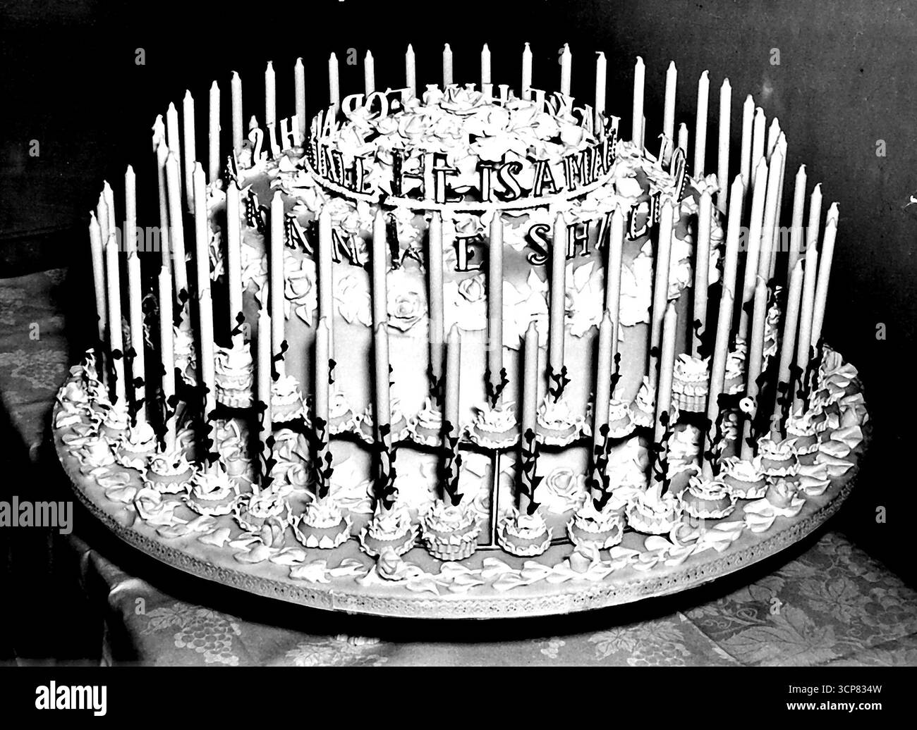 Gâteaux d'anniversaire pour Sir Winston -- l'un des deux gâteaux d'anniversaire pour l'anniversaire célébré de Sir Winston Churchill qui a 80 ans demain, en exposition à Floris Bakery, Brewer Street, W.L. à ce jour. 29 novembre 1954. Banque D'Images