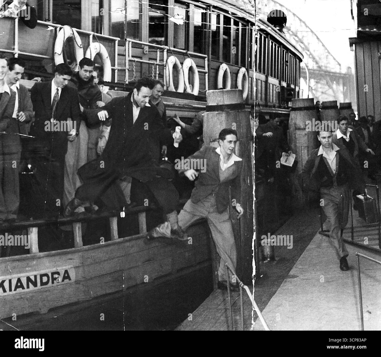 Scramble.Man'y et North Harbor résidents ne sont pas seuls dans la ruée de masse à la maison par ferry après chaque jour de travail. Dans cette photo d'action saisissante, les travailleurs de Cockatoo Dock sautent à la hâte à terre depuis un ferry spécial qui accoste habituellement à Circular Quay à 20 h 4,30. 7 octobre 1949. Banque D'Images