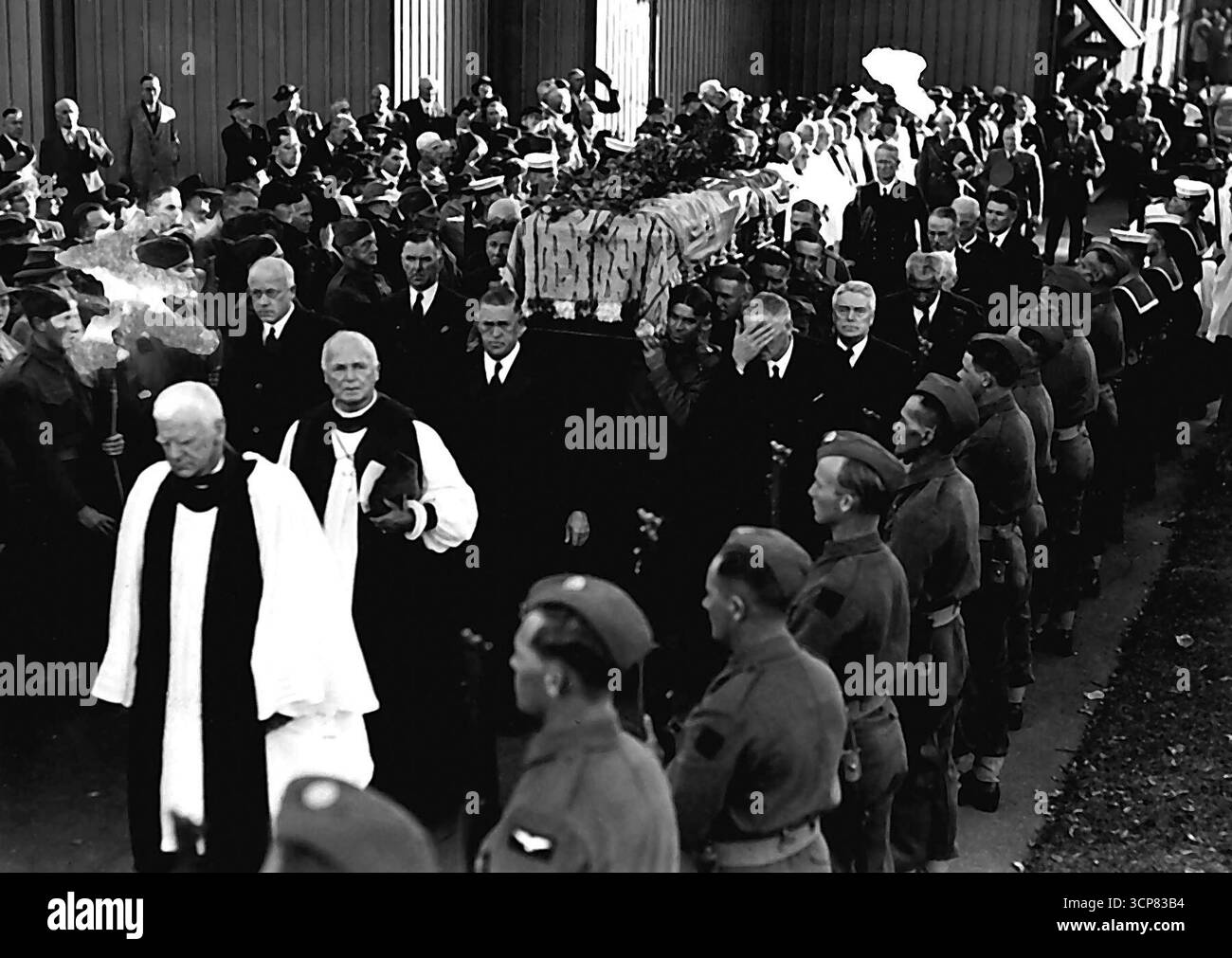 Auckland rend hommage à feu RT.Hon.J.G. Coates : dirigé par Dean Fancourt et Arch-Bishop Averill, le cercueil est transporté de la cathédrale de Mary après le service. A gauche du cercueil se trouve le RT.Hon.P. Fraser (premier ministre) et Mr. S.G.Holland (chef de l'opposition) tandis que les leaders du côté droit sont le Hon.A. Hamilton et Hon. W. Nash. 28 juin 1943. Banque D'Images