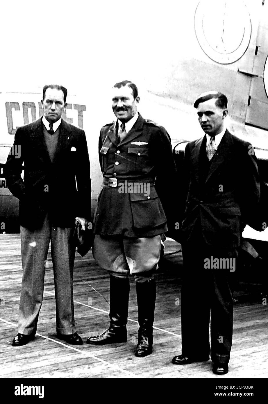 America's Entry for England-Australia Air Race -- Mr. Clyde Pangborn (à gauche) et Col. Roscoe Turner (au centre) les deux célèbres aviateurs américains, photographiés avec Mr. R. Nicholas (à droite) opérateur sans fil qui participeront à la course aérienne Angleterre-Australie, qui aura lieu le 29 octobre, photographiés à leur arrivée à plymouth sur le 'Washington'. 2 novembre 1934. (Photo de Central Press photos Ltd.). Banque D'Images
