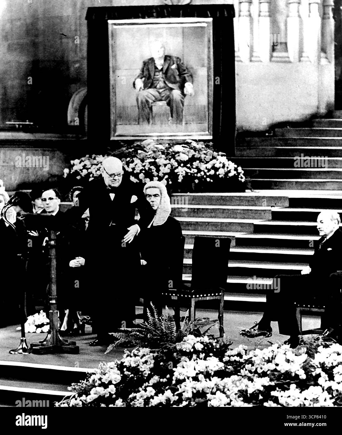 Sir Winston parle aujourd'hui à Westminster Hall. Derrière lui se trouve le portrait de présentation de M. Graham Sutherland - un cadeau des deux chambres du Parlement. 30 novembre 1954. Banque D'Images