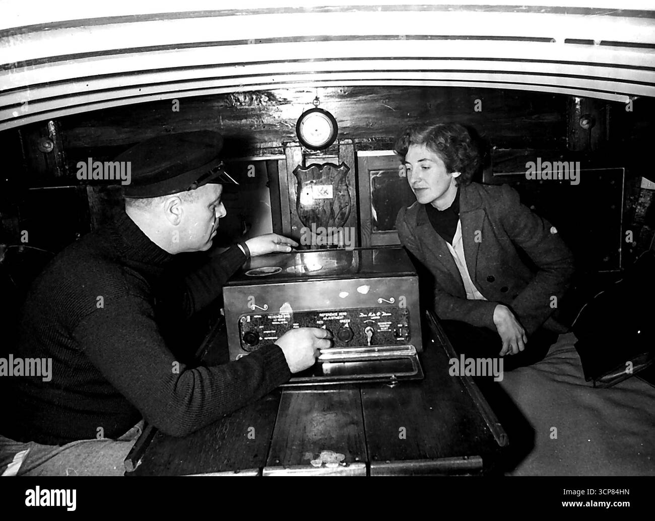 La Grande-Bretagne donne World Simplified navigation -- réglage de l'instrument portatif préparatoire à la navigation. Un nouveau système de navigation développé par une entreprise britannique et utilisé pour la première fois pour les débarquements d'invasion de l'Armée britannique de libération le jour J sur les côtes de Normandie est maintenant en temps de paix. Il est utilisé dans les chalutiers de ligne, et le transport par yachts privés et avions privés rendra les voyages maritimes et aériens plus rapides et plus sûrs. Ce nouveau navigateur dont les brevets mondiaux sont détenus par la Grande-Bretagne n'emploie pas la technique radar. La première chaîne de stations émettrices mettra en place une radio fixe PA Banque D'Images