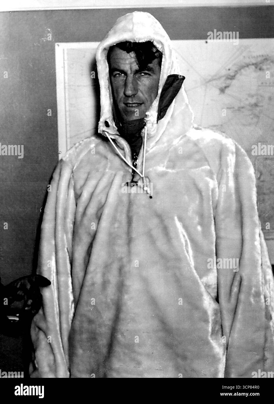 Furleen pour l'extrême-Sud -- Sir Edmund Hillary, conquérant de l'Everest et chef de l'expédition British Commonwealth South Polo qui prévoit de partir l'année prochaine, tente une équipe antarctique au siège de l'expédition de Londres aujourd'hui, le 29 juillet. C'est la première tenue 'Furleen' en Grande-Bretagne. 'Furleen' est un produit entièrement en nylon. 29 juillet 1955. (Photo par photo de presse associée). Banque D'Images