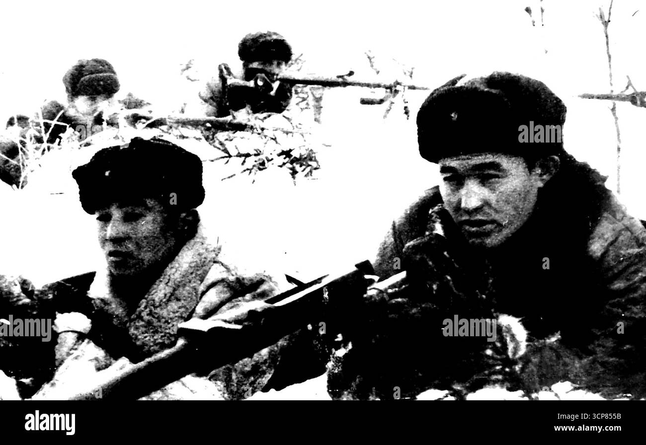 Embuscade hivernale à Leningrad -- chaudement vêtus et armés de longs fusils antichars, ces soldats russes sont dans l'attente dans une embuscade dans la neige, dit la légende de cette photographie de Moscou. Les chasseurs de chars sont en service sur le front de Leningrad. 1er juillet 1943. (Photo d'Associated Press photo). Banque D'Images