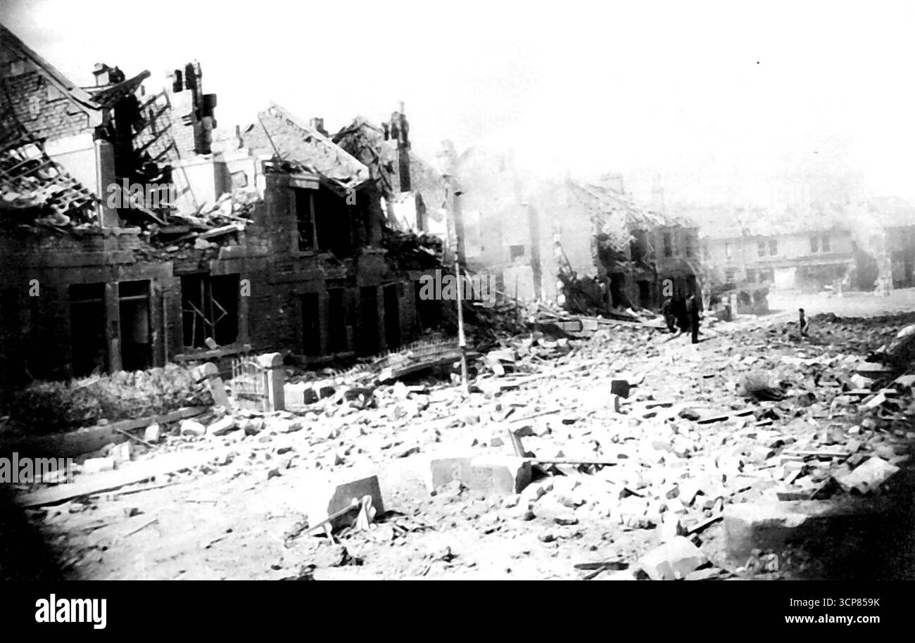 Conséquences des raids nazis sur Bath, en Angleterre - des bâtiments brisés et une rue pleine de gravats ont marqué ce quartier résidentiel de Bath, en Angleterre, à la suite d'un Bliaz nazi de deux nuits. Des bombes ont également endommagé l'abbaye et d'autres églises de la station balnéaire. 4 juin 1942. (Photo de AP Wirephoto). Banque D'Images