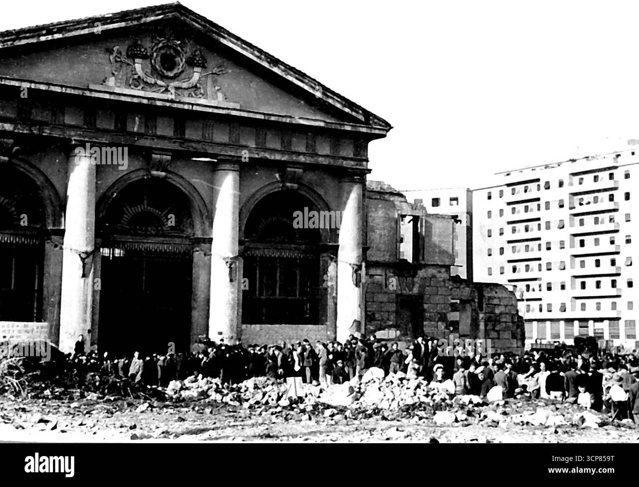 6th Bureau de contrôle du travail portuaire à Naples des civils italiens s'alignent à l'extérieur du bureau de contrôle du travail portuaire de 6th à Naples pour obtenir un emploi dans la zone portuaire sous la supervision d'alliés. Dix mille seront employés dans un avenir proche. Tous les types de main-d'œuvre, des débardeurs aux travailleurs de quai, sont embauchés. Les ouvriers obtiennent 50, lire par jour, stevedores 80 lire. Les salaires sont fixés par 5th fonctionnaires de l'Armée de terre. 02 mars 1944. (Photo par photo de presse associée). Banque D'Images
