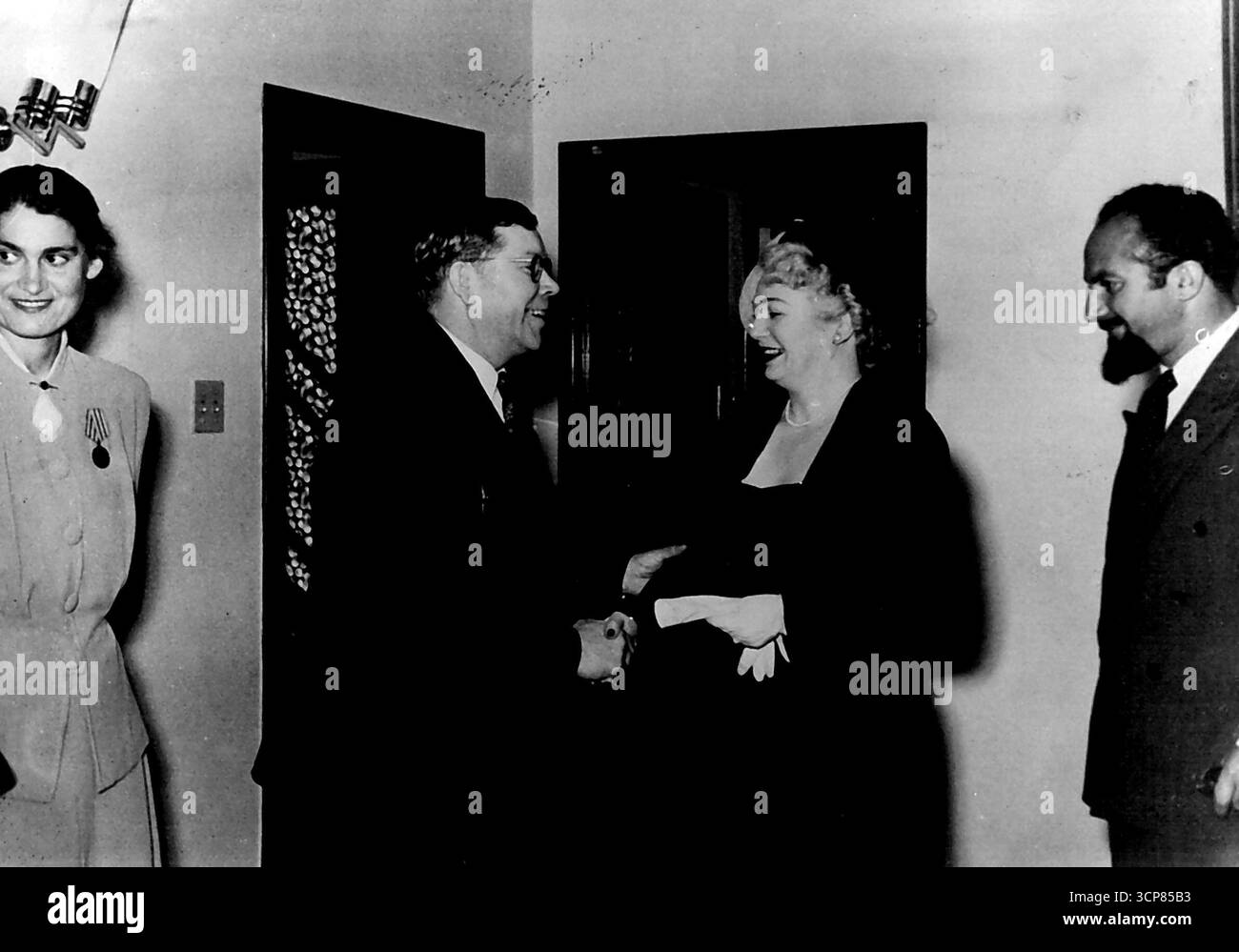 Réception à l'ambassade de Russie 7/52 : MRS Lilanor, Ambassadeur Lilanor, Joan Clarke, Dr Bialoguski. 21 juin 1955. Banque D'Images Réception à l'ambassade de Russie 7/52 : MRS Lilanor, Ambassadeur Lilanor, Joan Clarke, Dr Bialoguski. 21 juin 1955. Banque D'Images