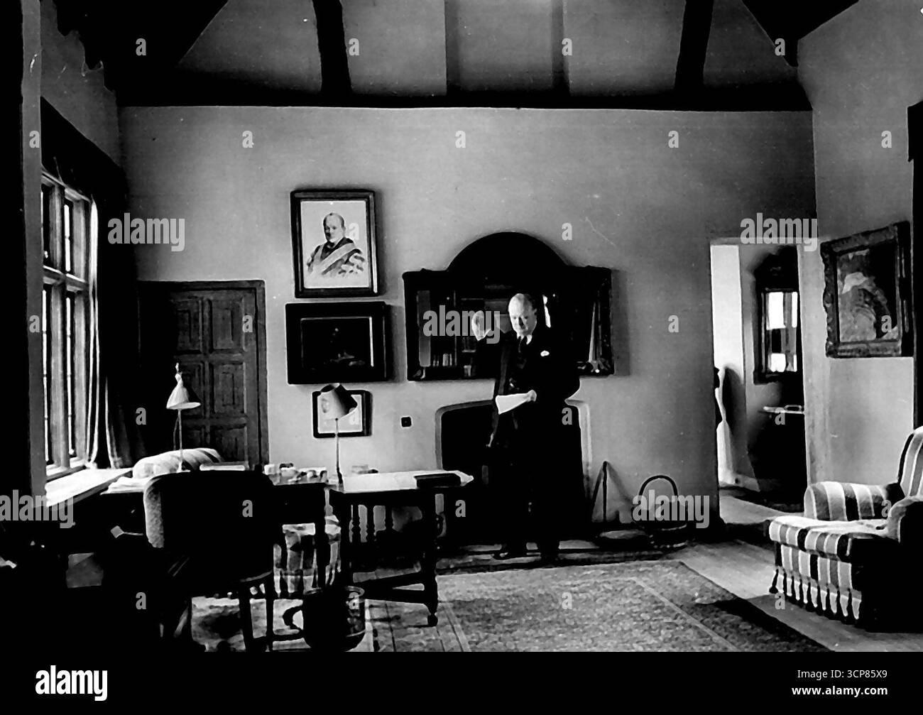 À la maison avec Winston Churchill. L'étude dans la maison de Churchill à Westerham est une pièce très utilisée et reflète le caractère de l'homme. C'est une salle pratique pour le travail, mais elle révèle un goût raffiné. 23 novembre 1954. (Photo du Syndicat de Yaffa). Banque D'Images