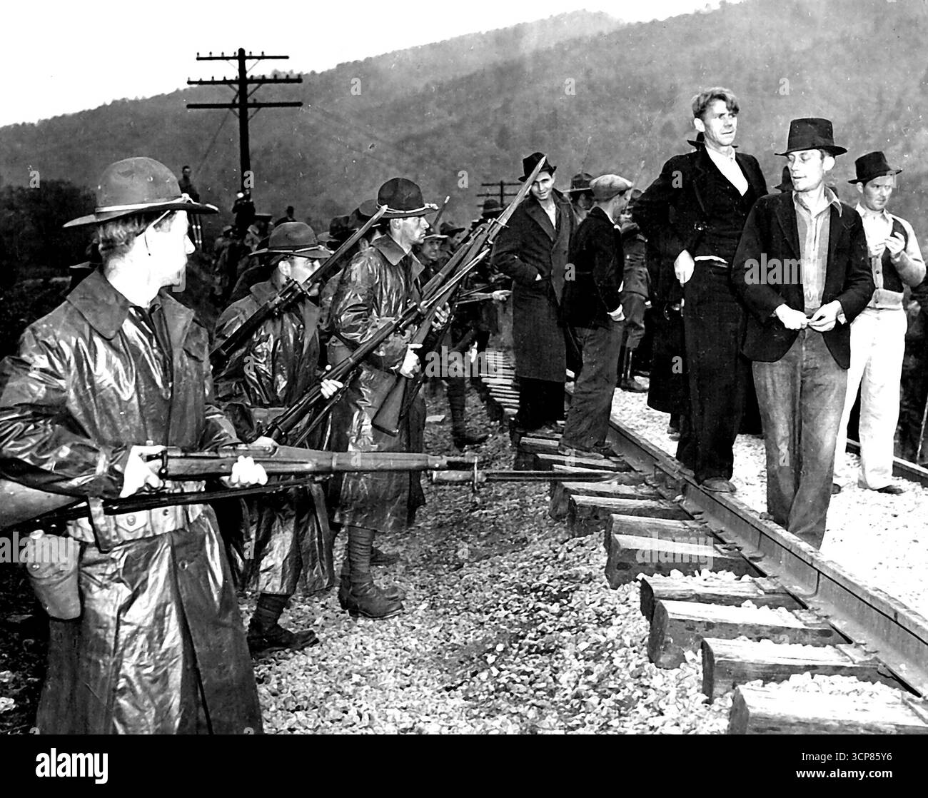 Baycnets Stop Pickets -- les piquets qui se sont aventurés trop près de la mine de la compagnie centrale de charbon de Harlan à Totz, comté de Harlan, Kentucky, le 16 mai, ont été accueillis par des gardiens nationaux Grim Kentucky tenant des baïonnettes d'une manière menaçante. Les gardes ont été appelés à se prémunir contre les troubles alors que les mines longtemps fermées rouvraient. 17 mai 1939. (Photo d'Associated Press photo). Banque D'Images