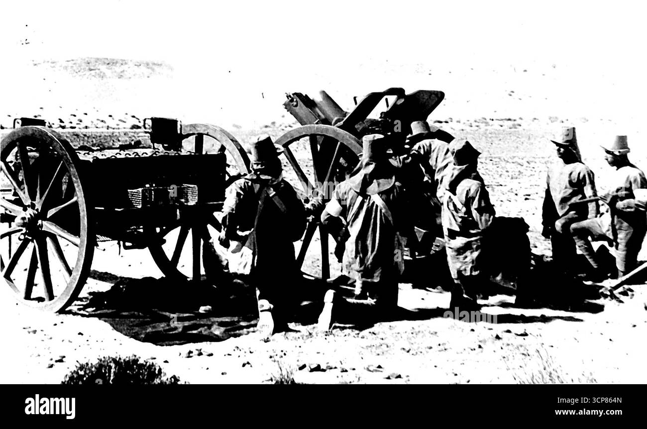 Troupes égyptiennes en manœuvres avec le nouvel uns d'Angleterre -- troupes égyptiennes occupant l'un des canons de 4½ pouce pendant les manœuvres. Depuis que l’Égypte a obtenu son indépendance, le pays a poursuivi ses grands plans de réarmement. Les troupes sont maintenant en manœuvres pour le désert près du canal de Suez pour essayer les nouveaux canons de 4½ pouces qu'ils ont récemment reçus des fabricants anglais. 17 mars 1938. (Photo Keystone). Banque D'Images