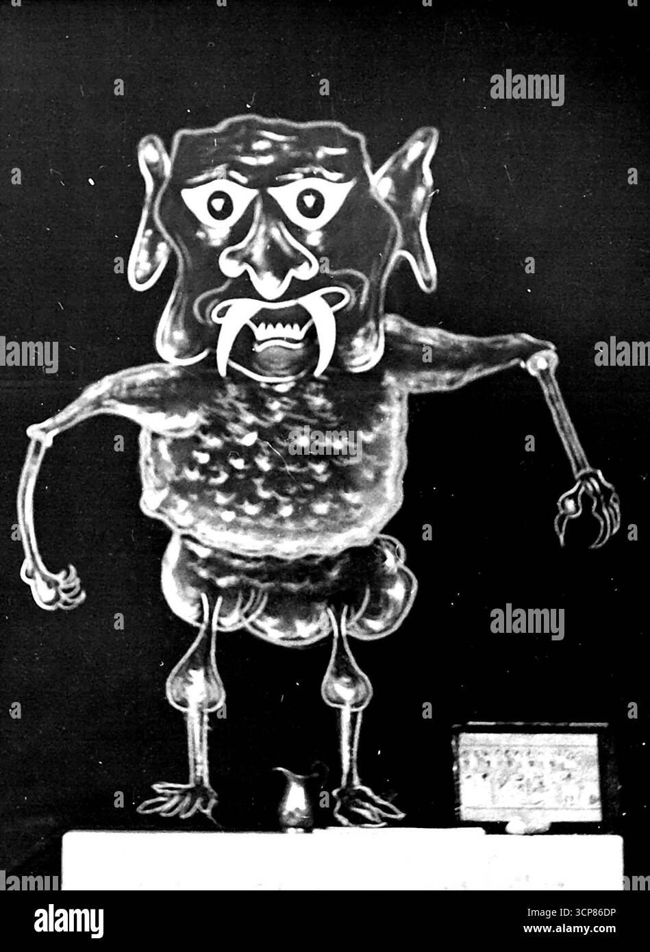 Dans la salle de cérémonie, un diable dansant grimace dans la morosité. Les bougies et les lampes rouges donnent la seule lumière. 9 novembre 1954. Banque D'Images