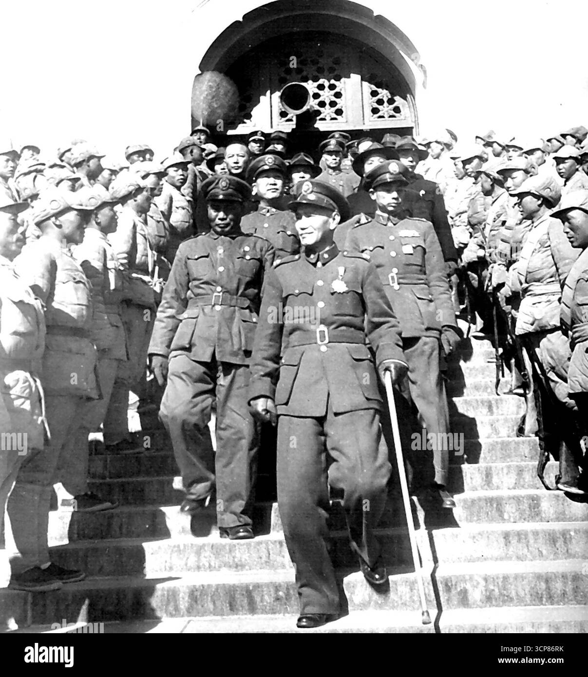 Chiang examine les troupes -- le président chinois Chiang Kai-Shek qui a quitté Nankin au milieu des rapports qu'il quittait aujourd'hui, est montré marchant sur les marches de la tombe de Sun Yat Sen juste avant d'examiner les soldats chinois Jan. 16. Accompagné par des chefs militaires nationalistes, Chiang marche à travers des lignes de soldats pour prendre part à ce qui a été appelé la plus grande revue depuis la fin de la seconde Guerre mondiale. 21 janvier 1949. (Photo de AP Wirephoto). Banque D'Images