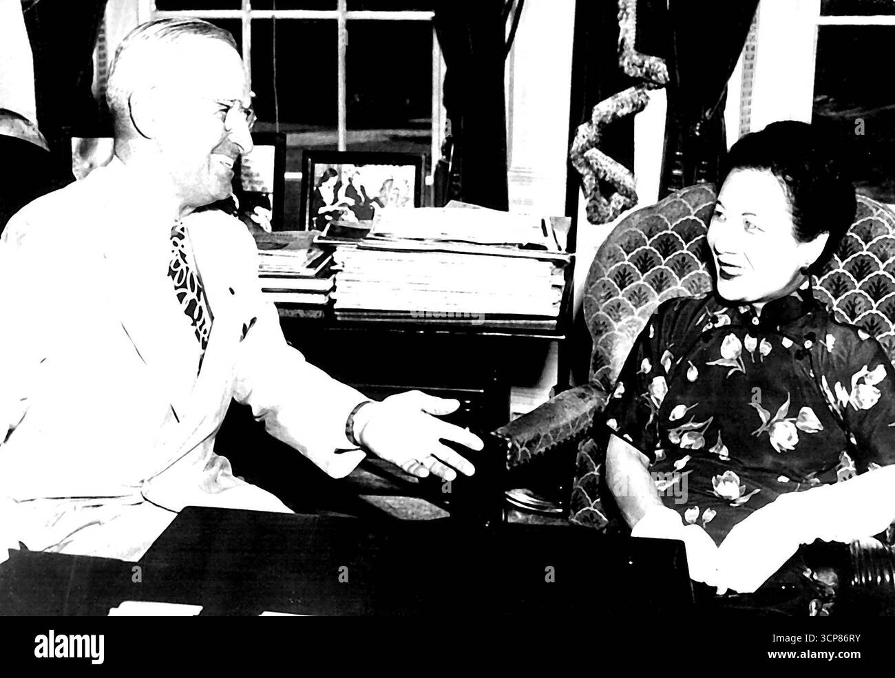 Épouse de généralissino chinois discute avec le président américain Madame Chiang Kai- Shek, épouse du Gencralissino chinois, exprime ses remerciements le 29 août 1945 à la Maison Blanche à Washington, au président américain Harry S. Truman pour l'hospitalité de sa nation alors qu'elle a subi onze mois de traitement médical aux États-Unis. Quelques heures plus tard, Madame Chiang est partie à bord d'un avion du commandement du transport aérien de l'armée américaine pour la Chine, elle devrait rejoindre son propre pays à temps pour accompagner son mari de Chungking, la capitale en temps de guerre, à Nankin, la capitale. 2 octobre 1945. (Photo de U.S. INFORM Banque D'Images