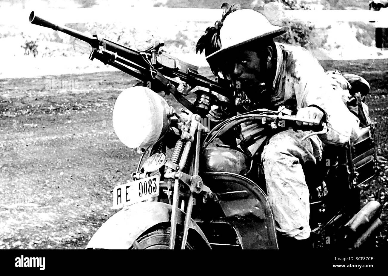 Mort sur roues - mitrailleuse mobile dans les essais italiens -- mitrailleuse motcycliste donnant une démonstration de son art lors de manœuvres de troupes italiennes à Carsoli, Abruzzes, Italie. Des manœuvres intensives de l'armée italienne ont eu lieu ces derniers jours à Carsoli, dans les Abruzzes (Italie). Le roi Victor Emmanuel et Mussolini ont été des spectateurs intéressés. 19 mars 1938. (Photo d'Associated Press photo). Banque D'Images