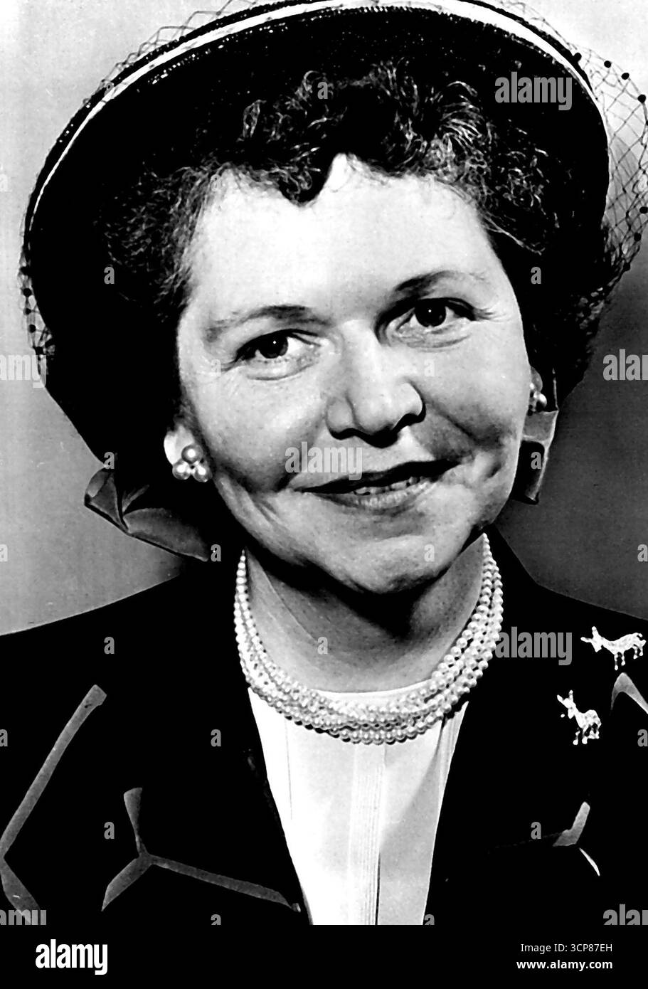 MRS Georgia Neese Clark, banquier de Richmond, Kansas, qui a été nommé trésorier des États-Unis. MRS Clark est la première femme jamais nommée à ce poste qui est l'une des rares femmes à occuper de hautes fonctions gouvernementales aux États-Unis. Son nom apparaîtra sur toutes les devises émises par le gouvernement des États-Unis. Son salaire sera de $10 330 ***** année. 02 juin 1952. Banque D'Images