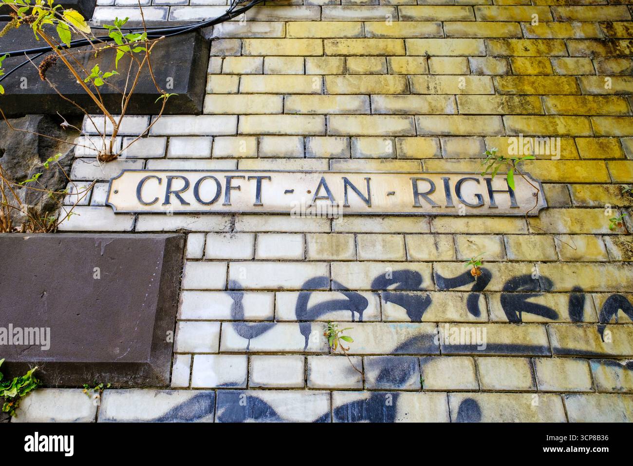 Panneau de rue pour Croft an Righ sur une arche de chemin de fer à Abbeyhill, Édimbourg, Écosse - une vieille ville historique près du palais de Holyrood. Banque D'Images