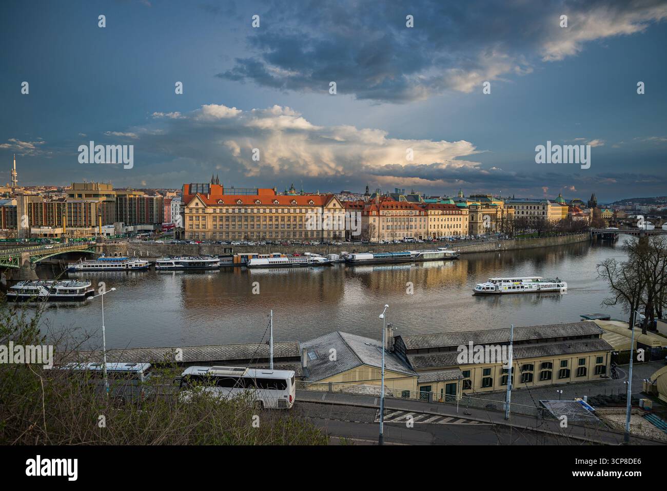 Prague, république tchèque - 31 mars 2023. Mammatus nuages au-dessus de la Faculté de droit de l'Université Charles Banque D'Images