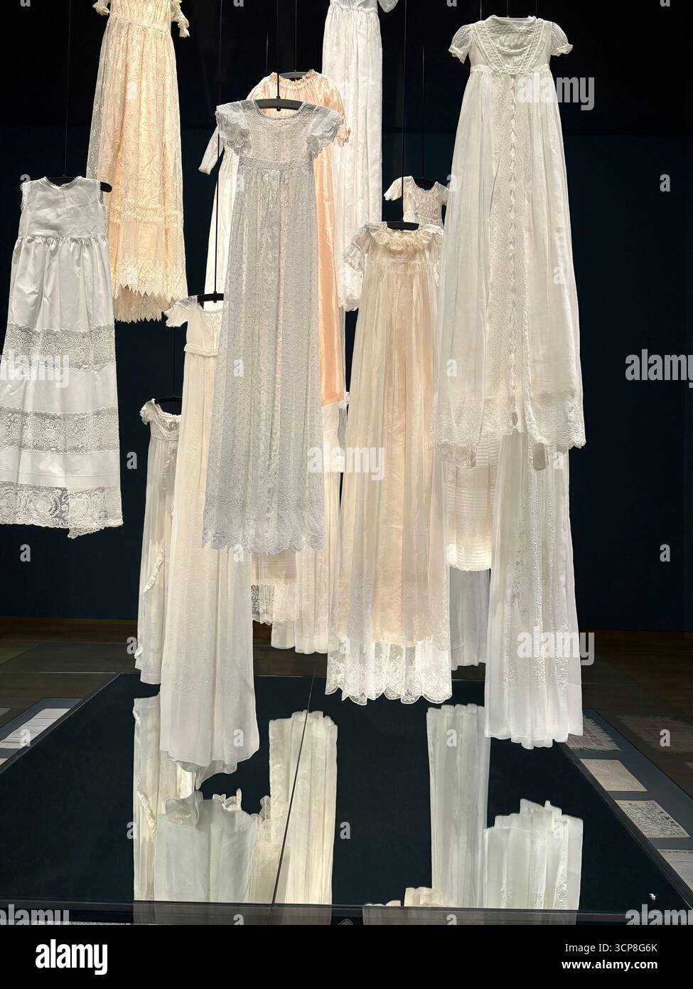 Robe de baptême en dentelle blanche antique ou chemises de nuit suspendues à une exposition d'art. Banque D'Images