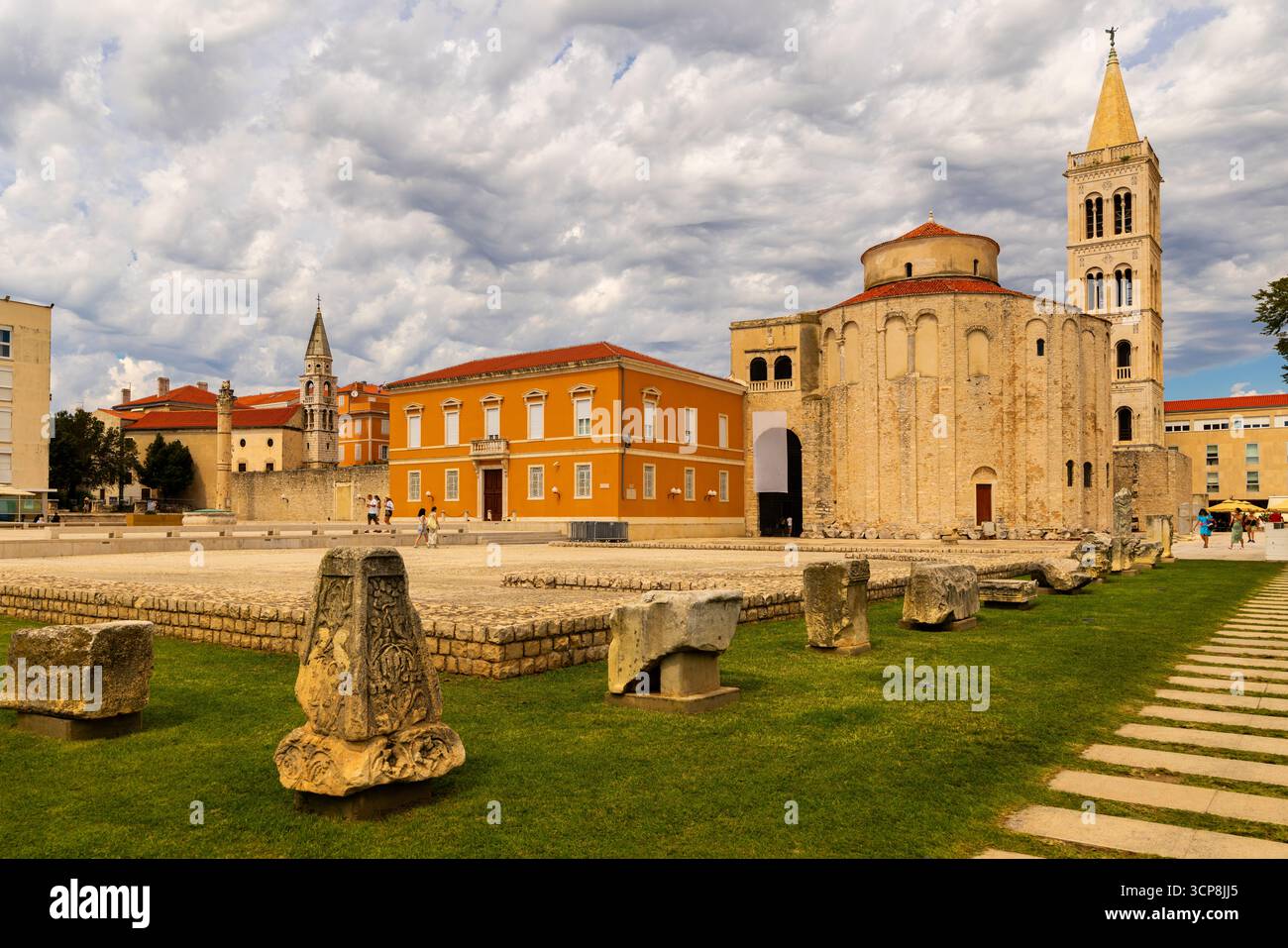Vestiges de forum romain à Zadar avec église de équipé Donatus Banque D'Images