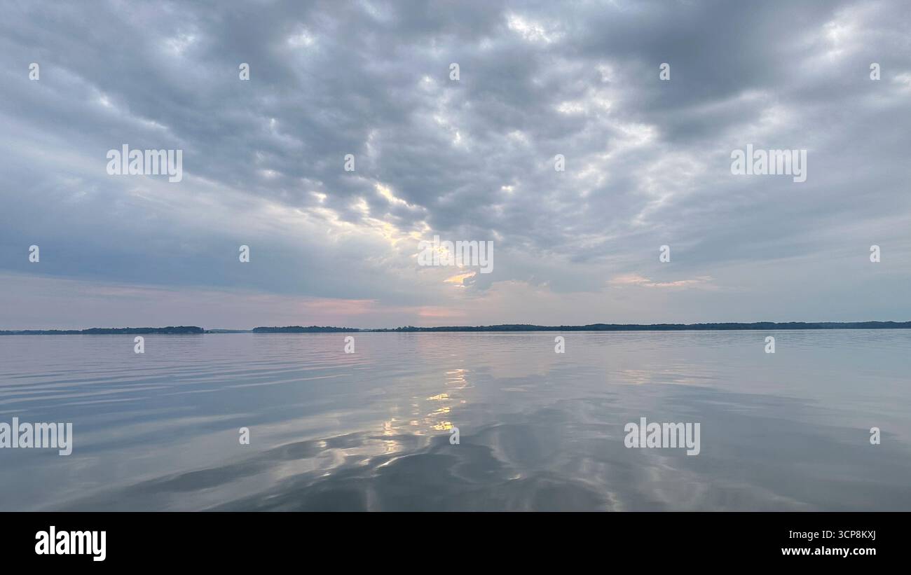 Le soleil se lève sur Eastern Bay (Chesapeake Bay) derrière des nuages colorés par les rayons du soleil Banque D'Images