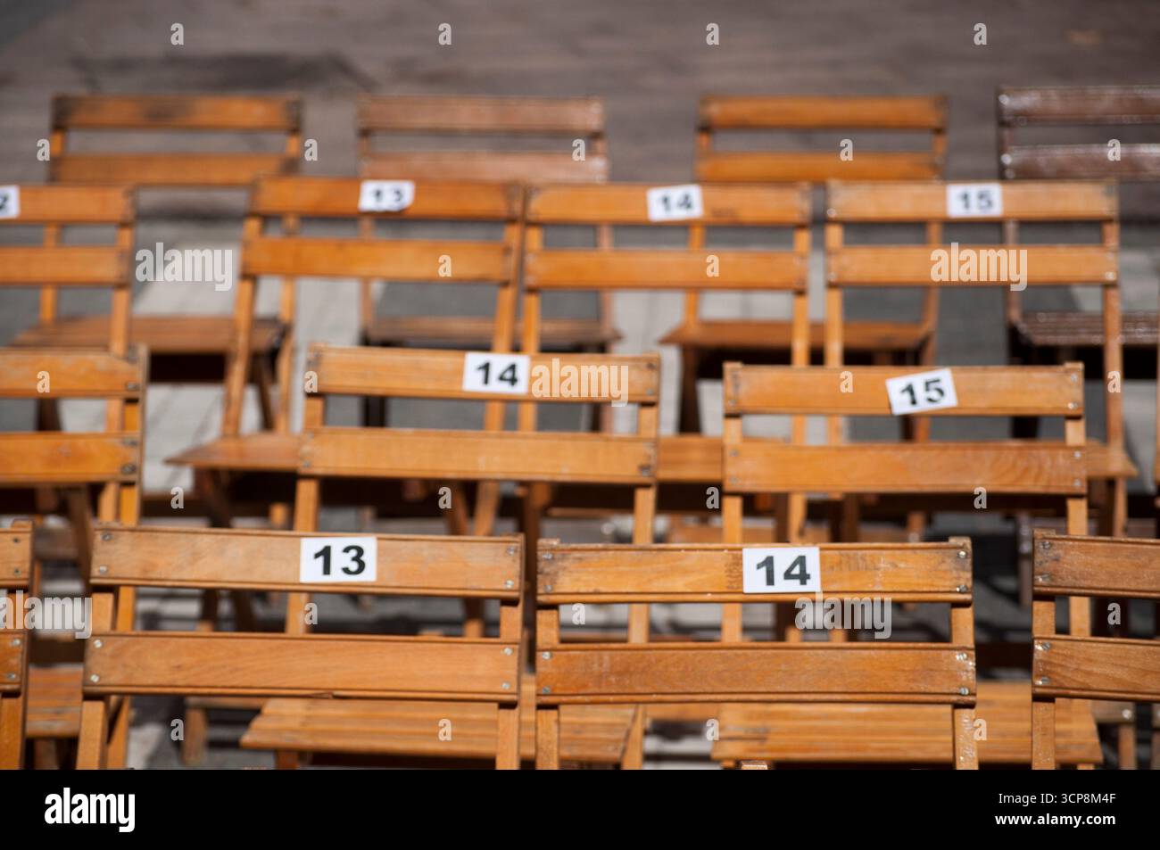 Chaises en bois pour le public de pag, numérotées, de couleur bois, blanches, alignées sur la rue pour un événement public ; année mariale, Magna Mariana Banque D'Images